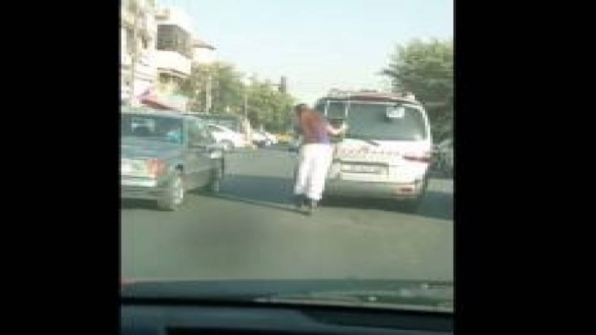 فتاة تتزحلق باحد شوارع عمان