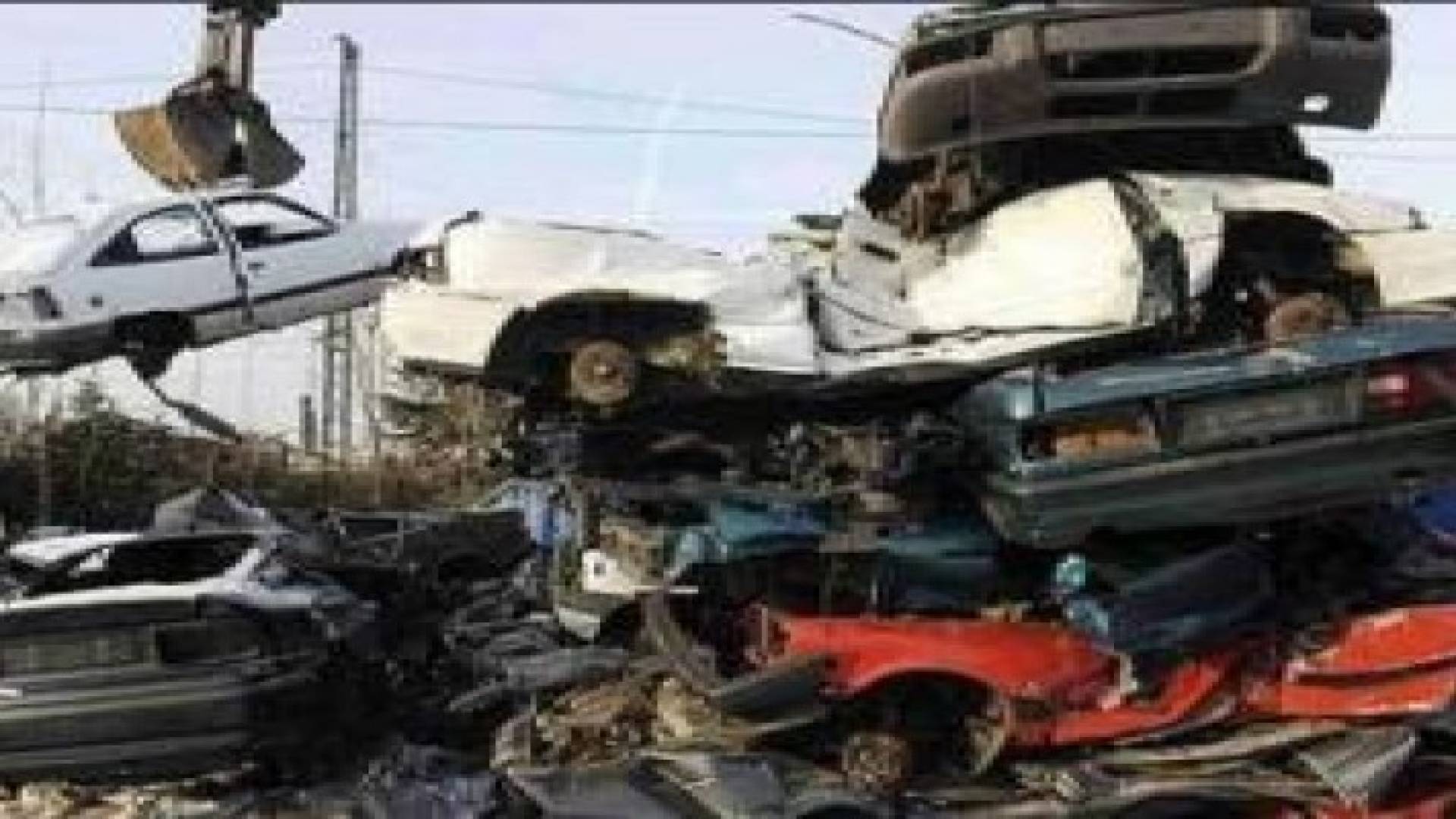 الامانة: إزالة 12 الف و600 هيكل لمركبة مهجورة من شوارع العاصمة