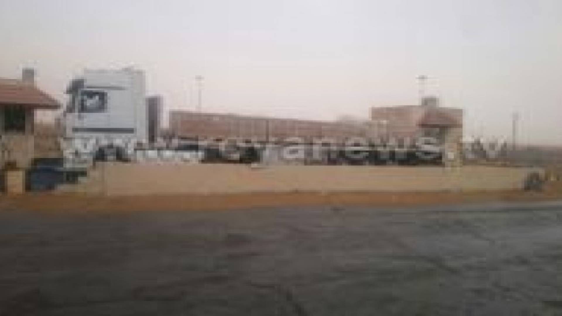 شاهدوا بالصور: هطول الامطار والبرد على الحدود الاردنية - السعودية