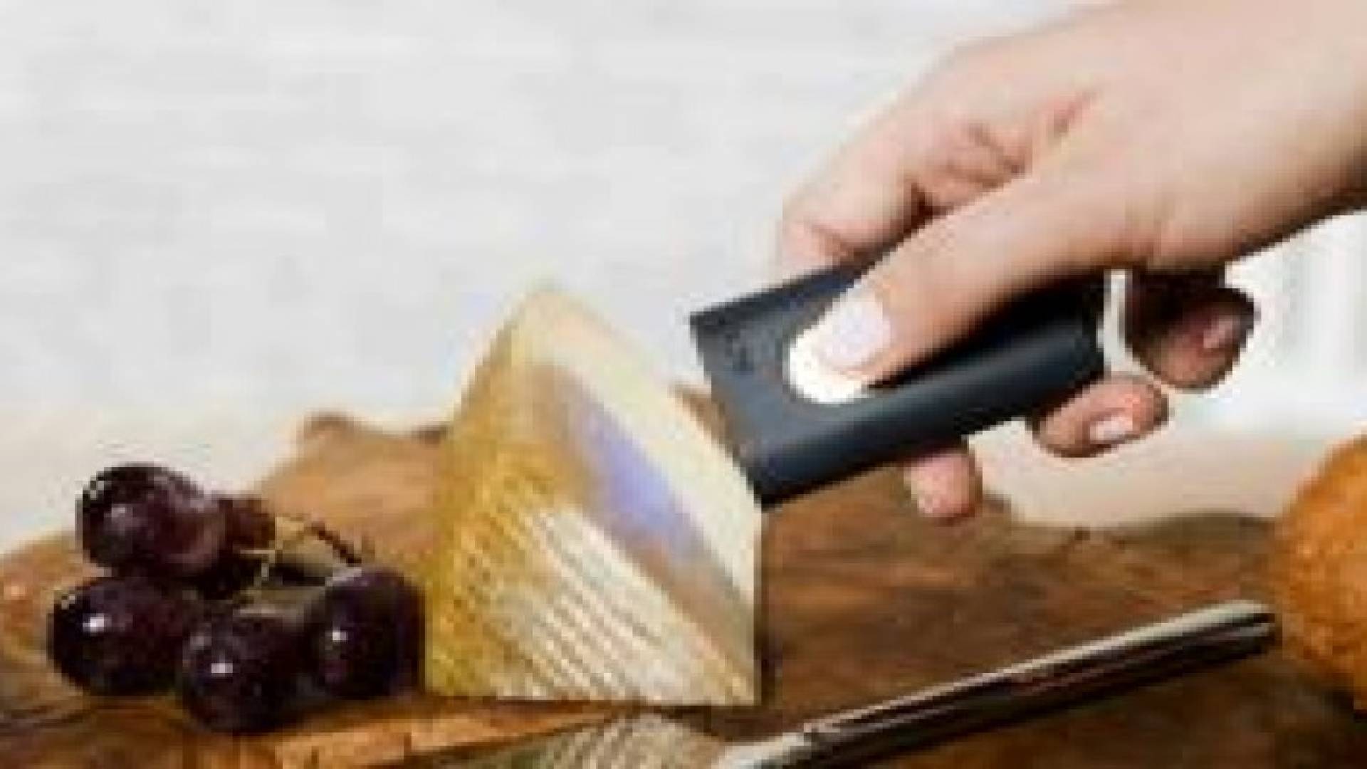 ماسحة ضوئية للكشف عن مكونات الأطعمة والملابس والمجوهرات .. فيديو