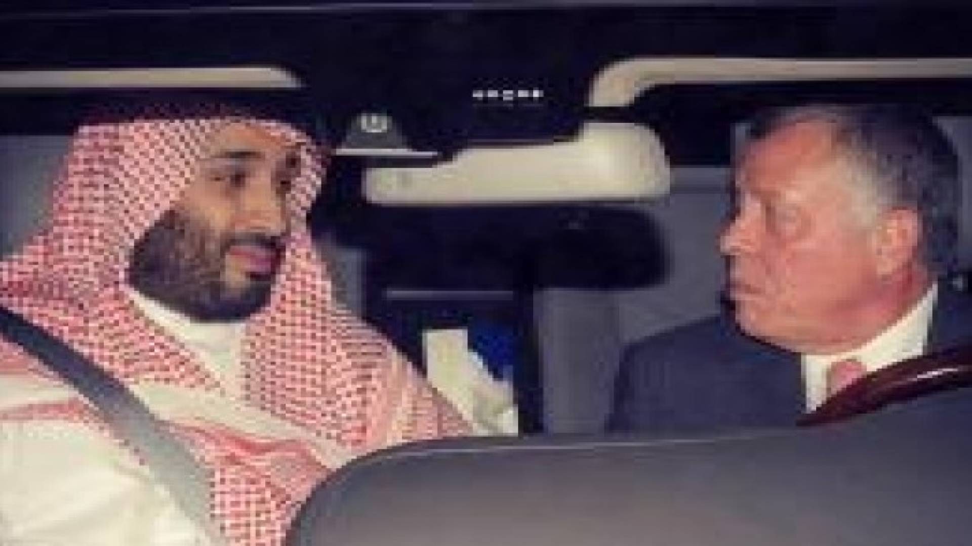الملك يقود سيارته الخاصة برفقة الأمير محمد بن سلمان.. صورة