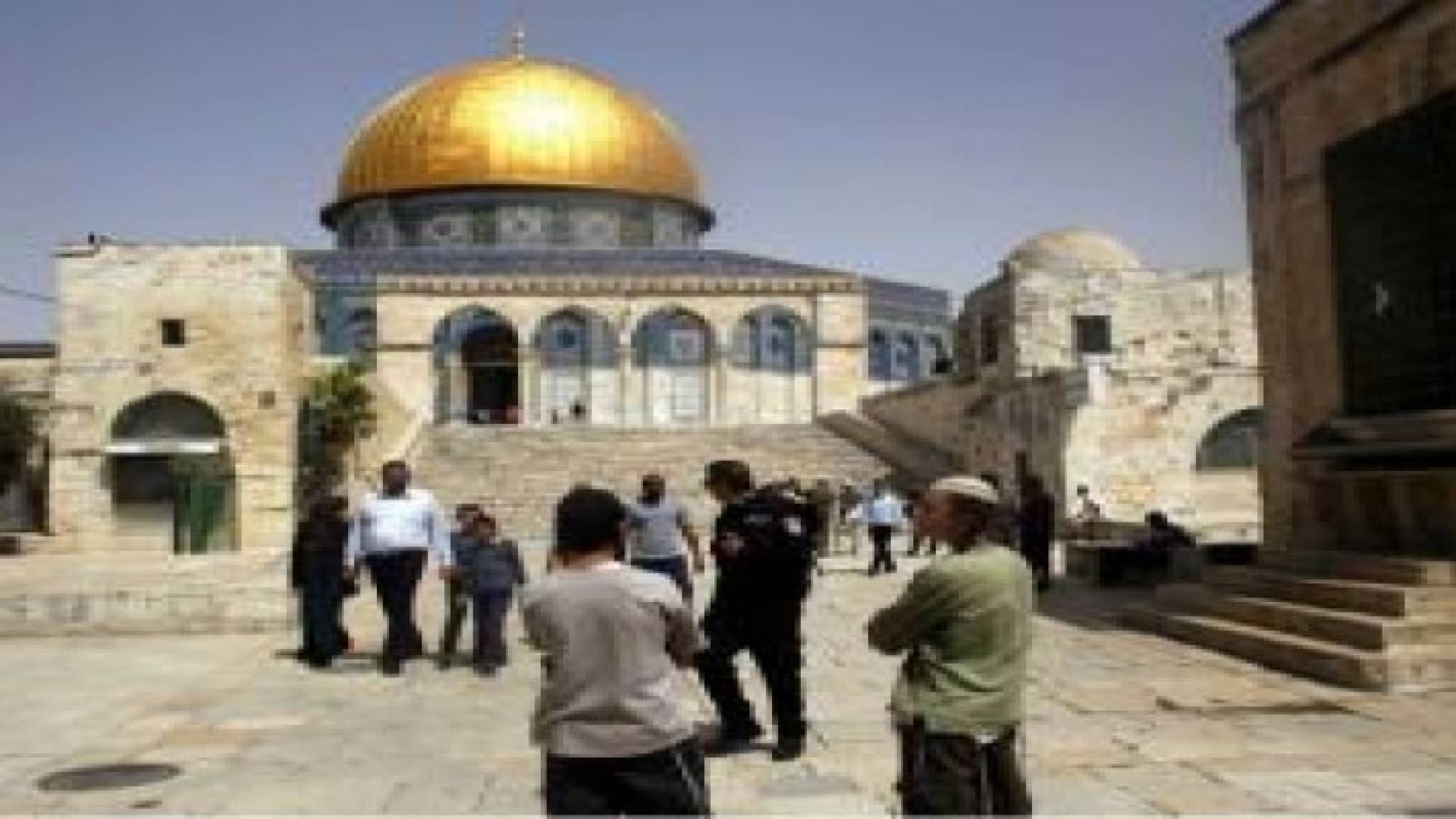 مستوطنون يخطون شعارات عنصرية بالقدس