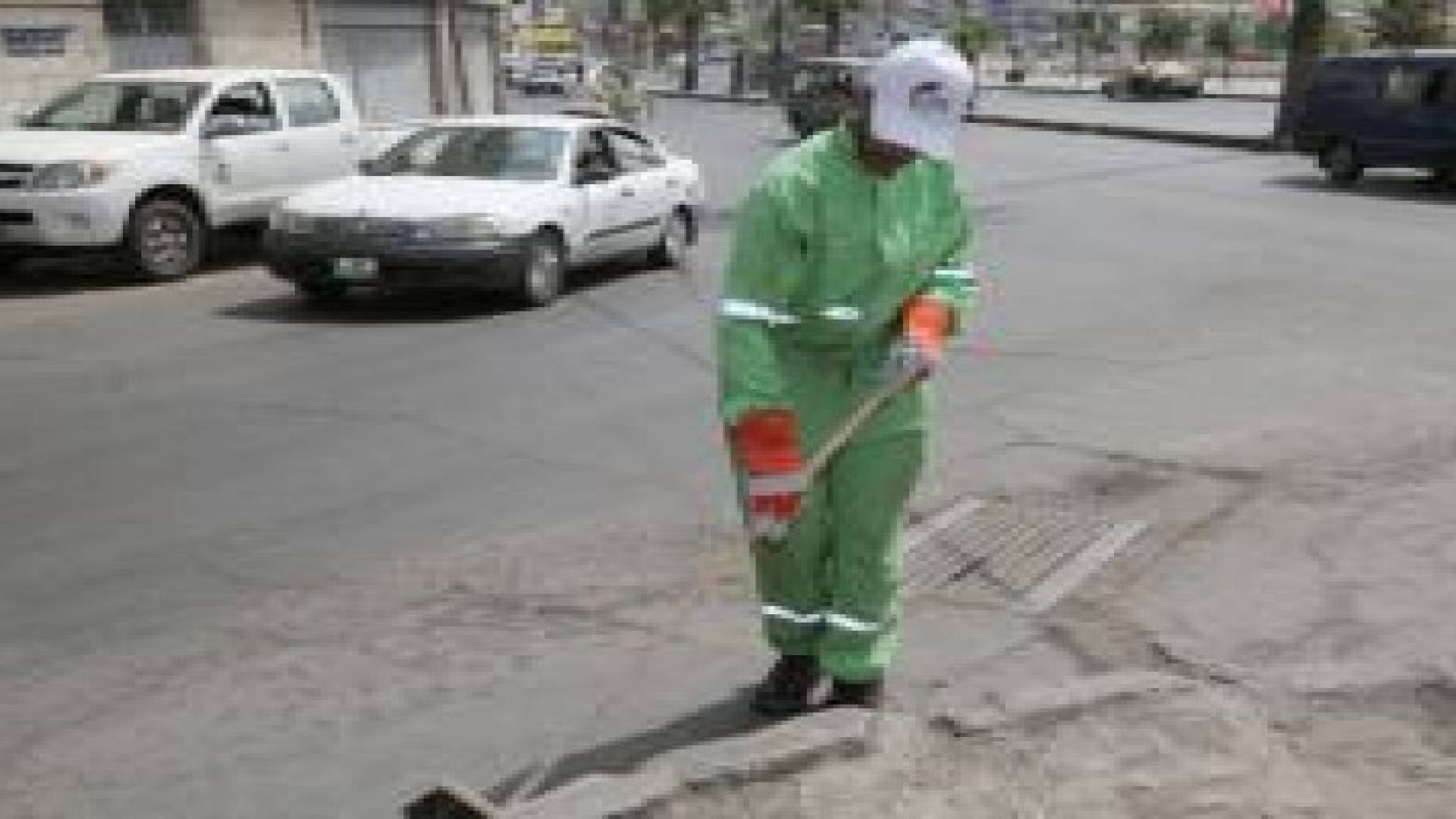 حملة توزيع طواقي على عمال الوطن في عمان للوقاية من ضربة الشمس