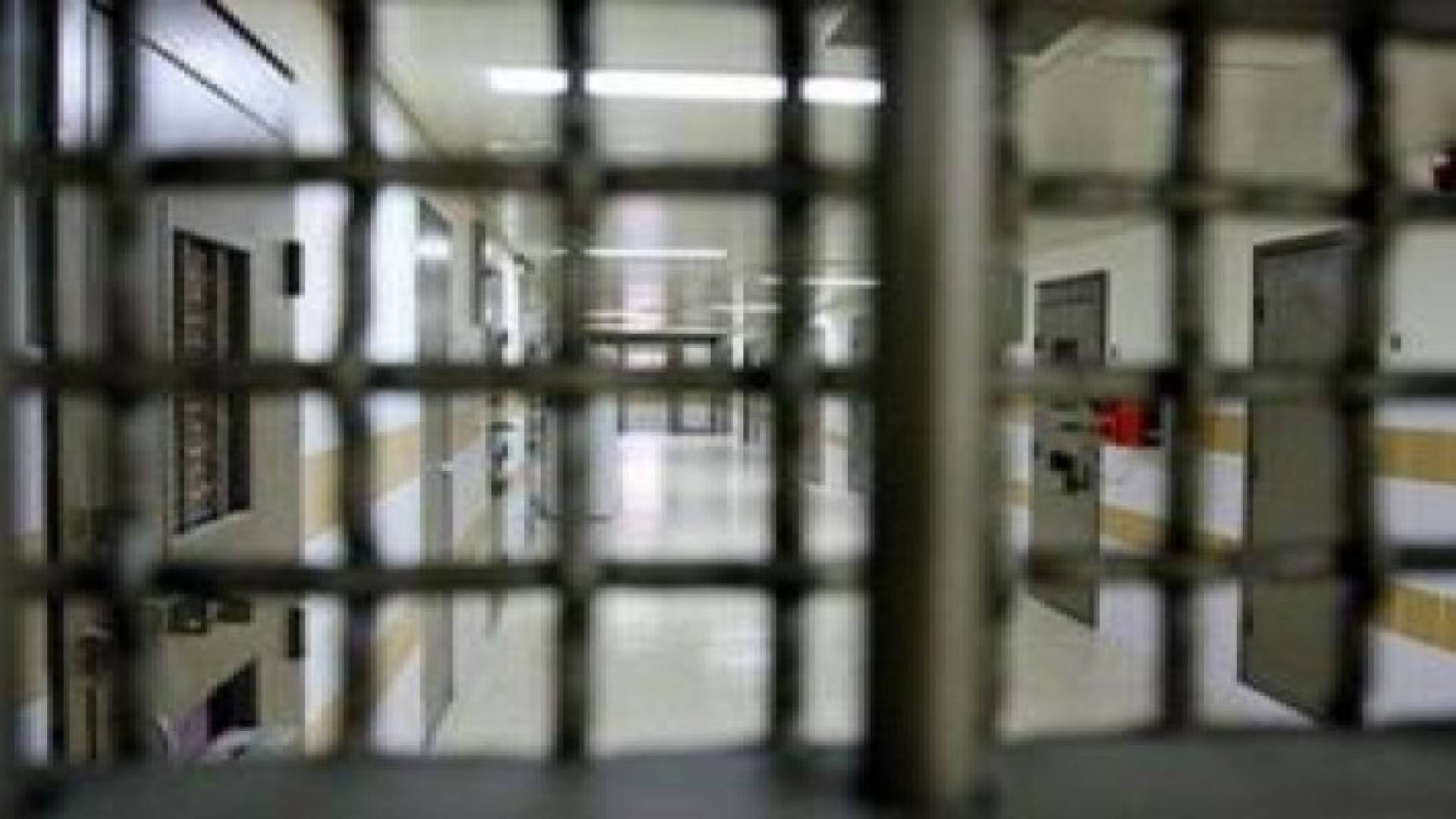 120 أسيرا فلسطينيا يعلنون إضرابا مفتوحا عن الطعام