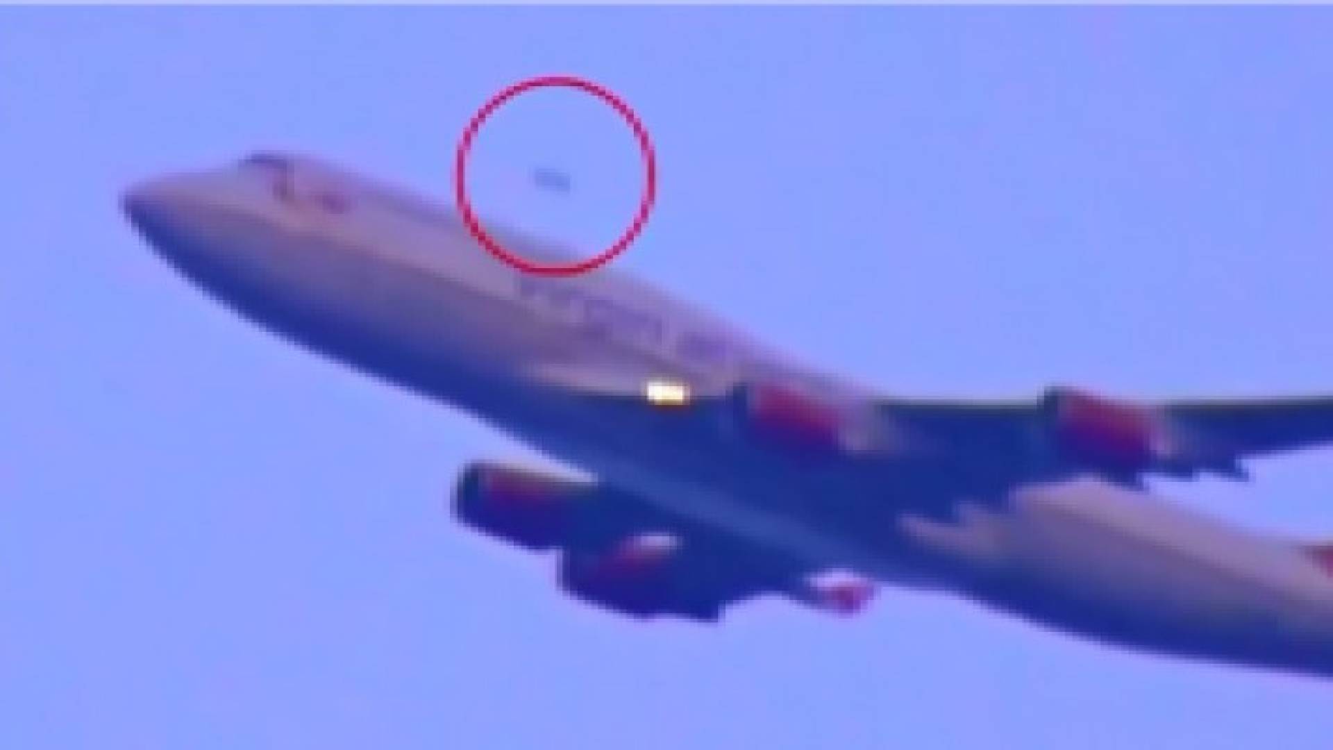 بالفيديو.. التقاط صورة جسم غريب يحلق فوق طائرة فيرجين أتلانتيك