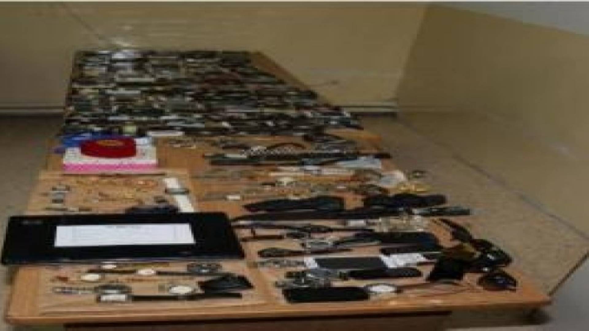 القبض على مجموعة جرمية سرقت 84 منزلا في عمان.. صور