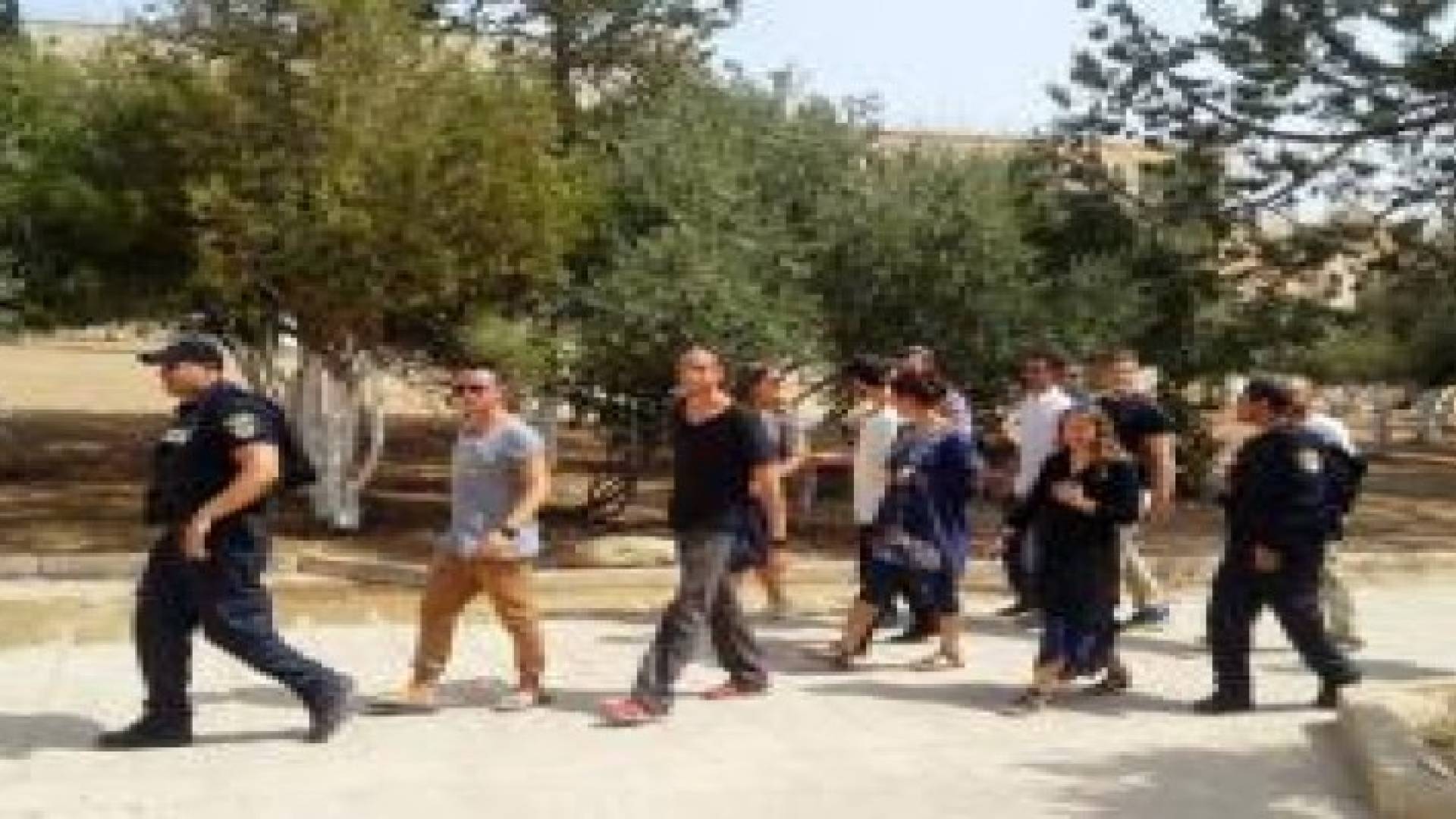 دعوات لرفع علم الاحتلال داخله… المستوطنون يقتحمون الأقصى