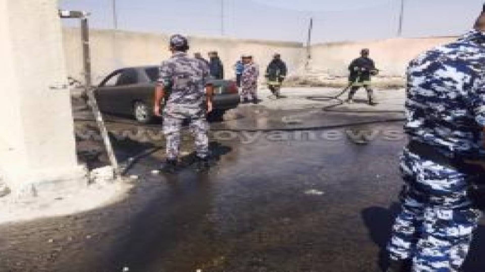 الزرقاء: تماس كهربائي يتسبب بحريق مركبة ... صور