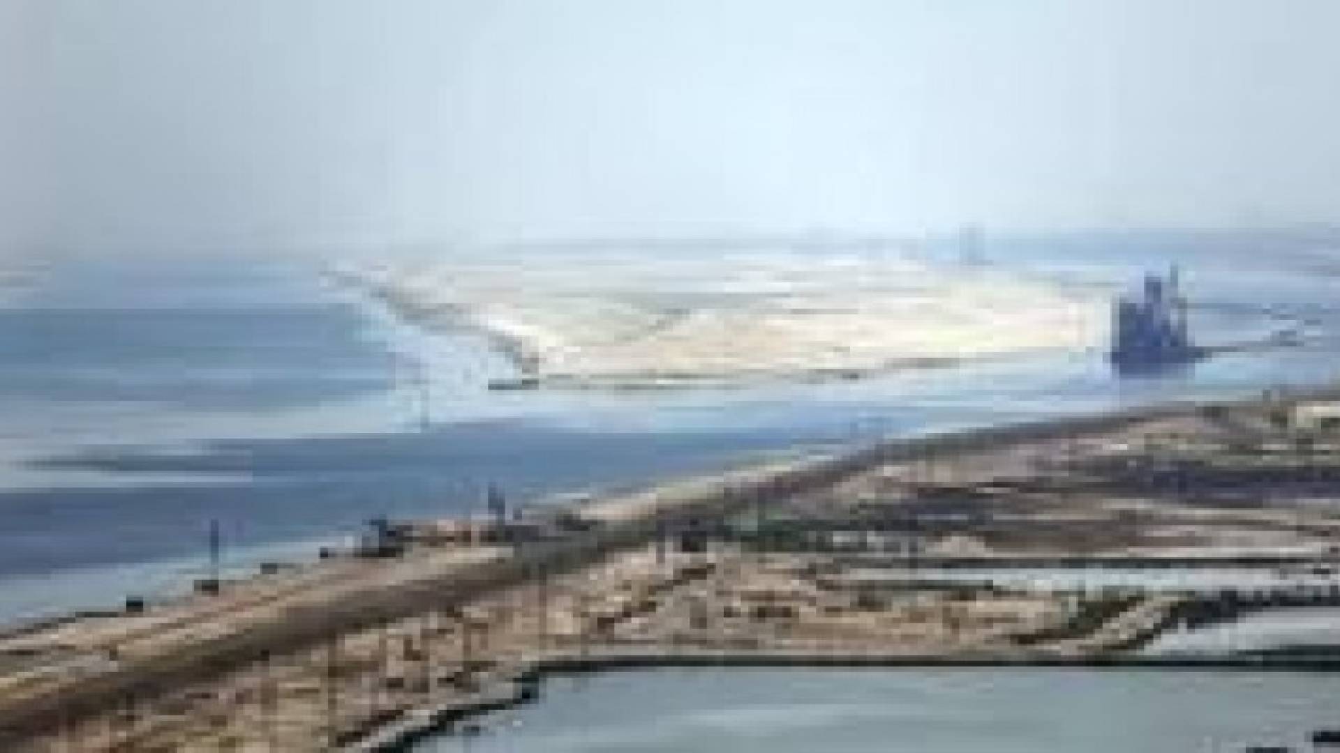 عبور أول سفينة شحن عبر قناة السويس الجديدة