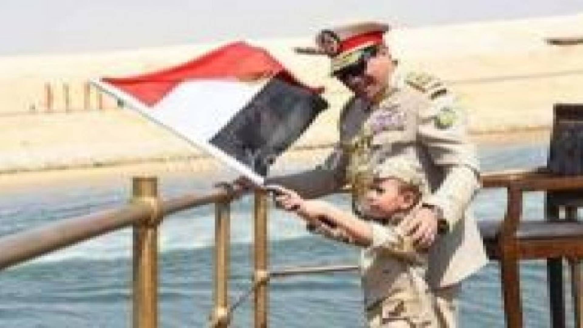 من هو الطفل الغامض الذي دشن افتتاح القناة مع السيسي؟