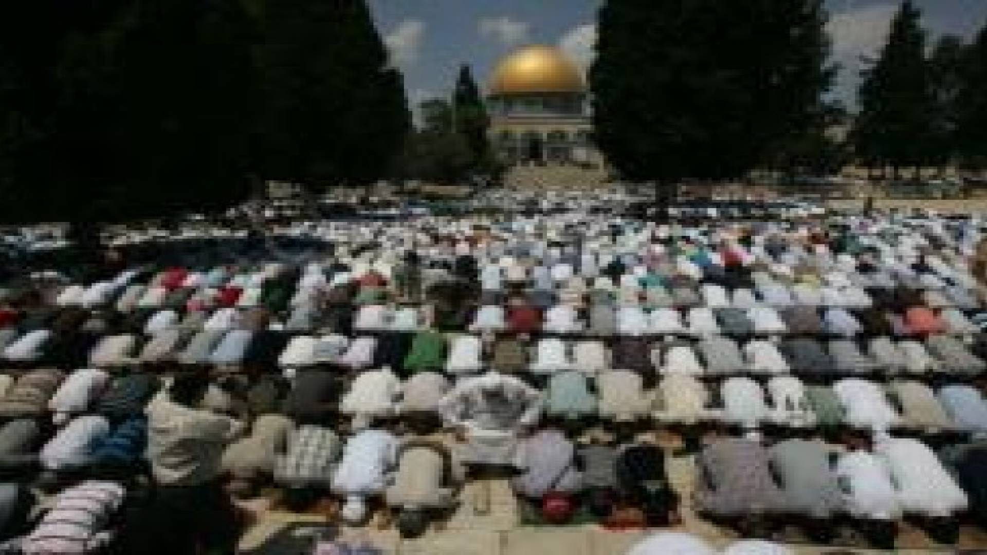 300 مصل غزي يتوجهون للصلاة بالاقصى