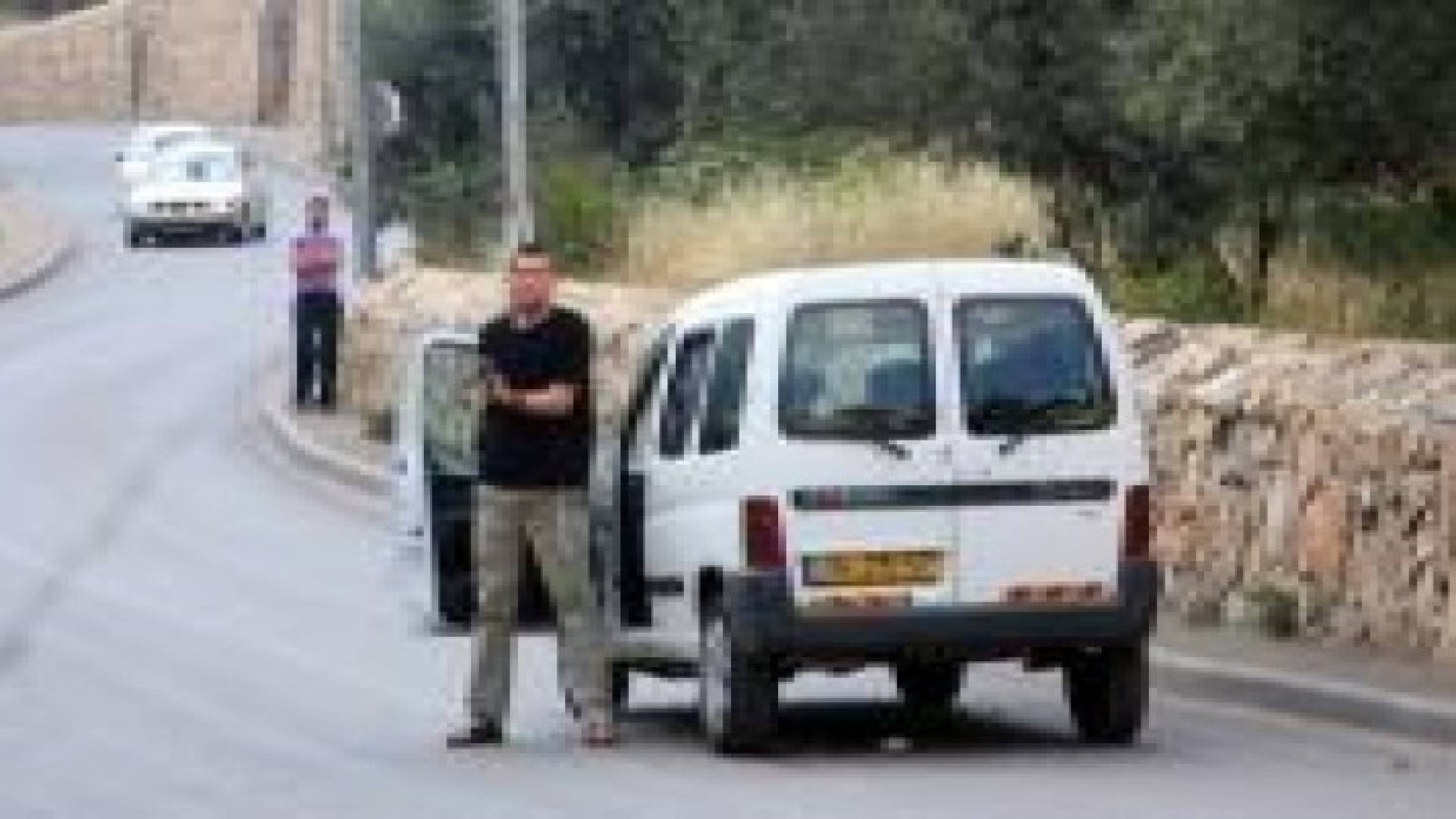 مستوطن يطلق النار صوب سيارة فلسطينية قرب الخليل