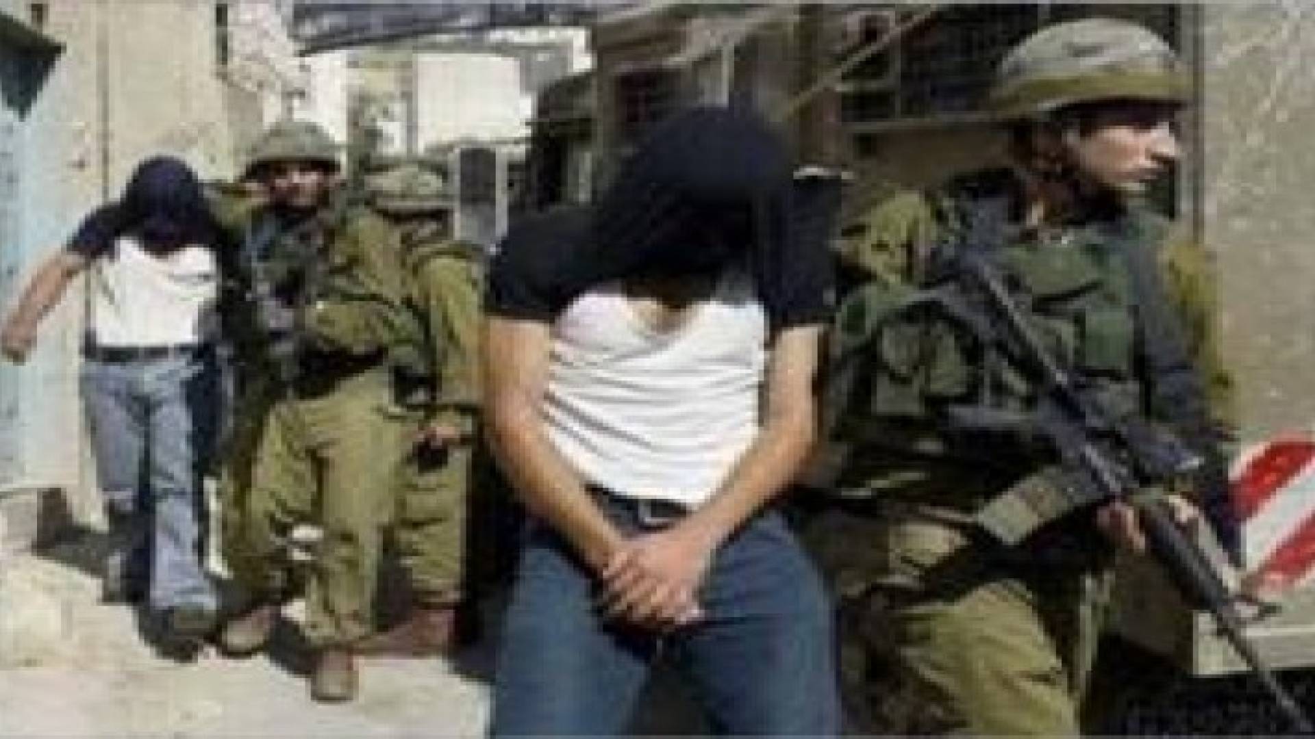 الاحتلال يعتقل 10 فلسطينيين
