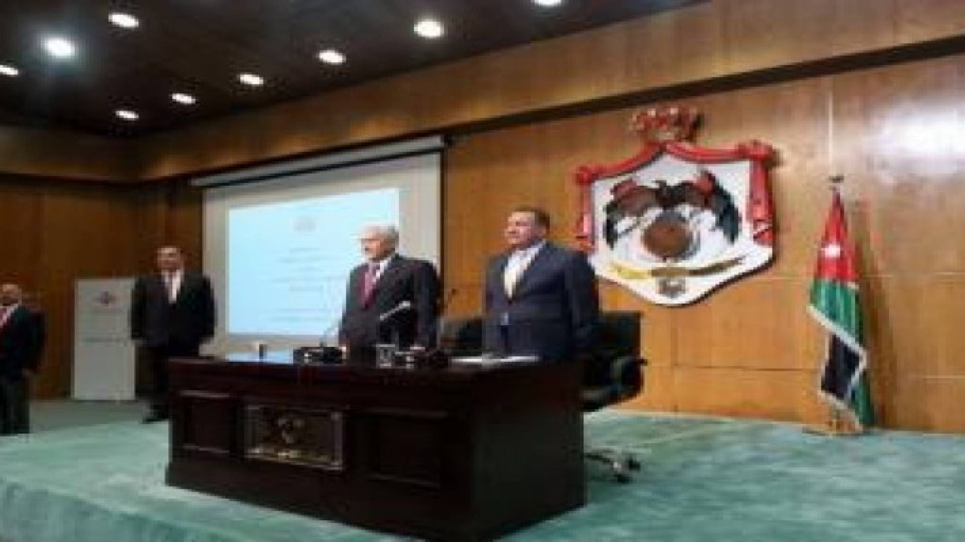 النسور: لم أسمع أي ثناء لموظف حكومي منذ ثلاث سنوات