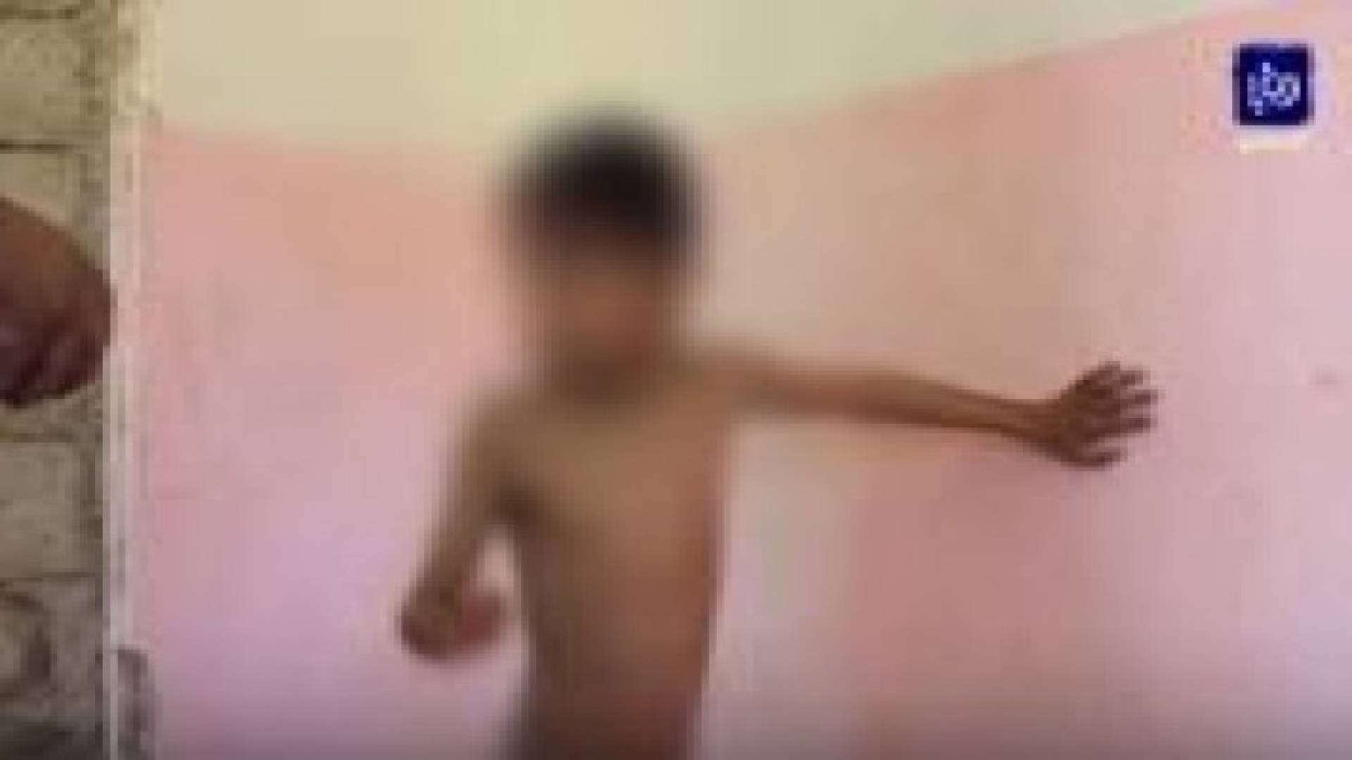 بالفيديو: التقرير الكامل للطفل الأردني "المربوط" داخل غرفة