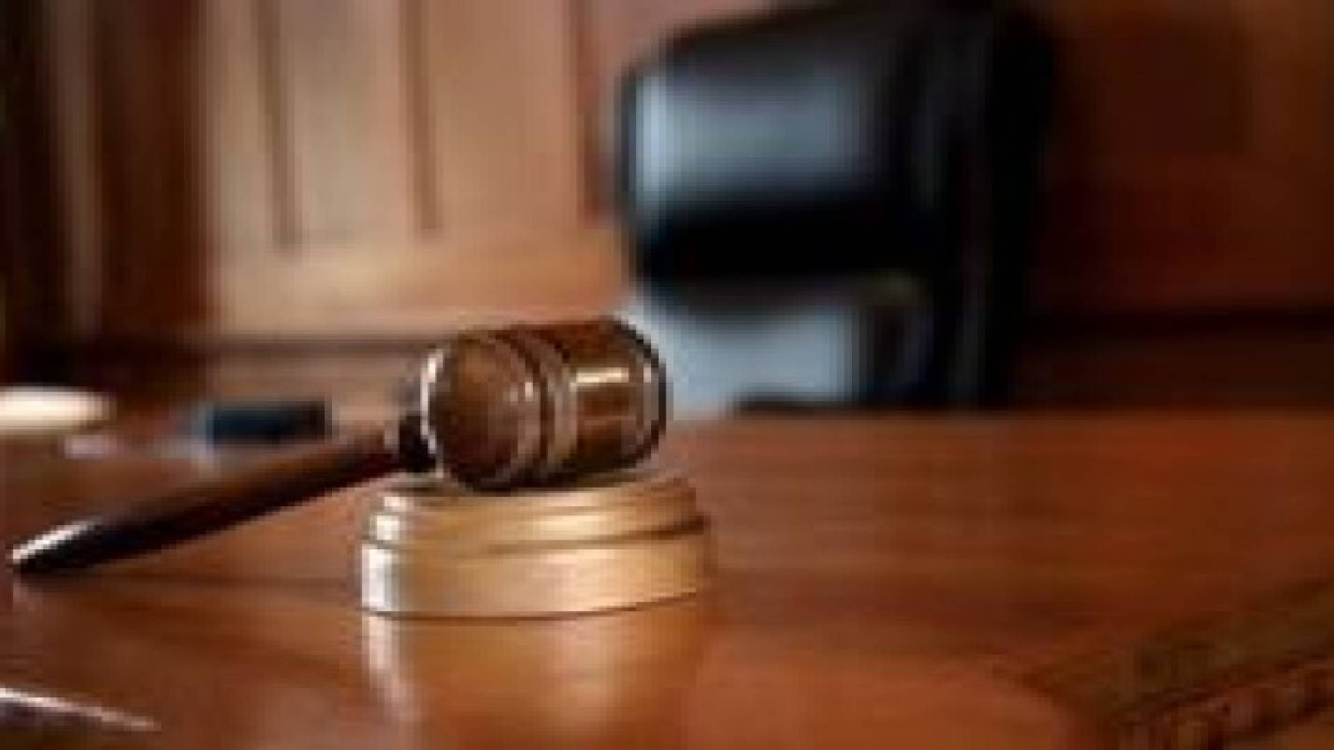 قاض يخير مدانا أمريكيا بين الزواج من صديقته أو الحبس 15 يوما