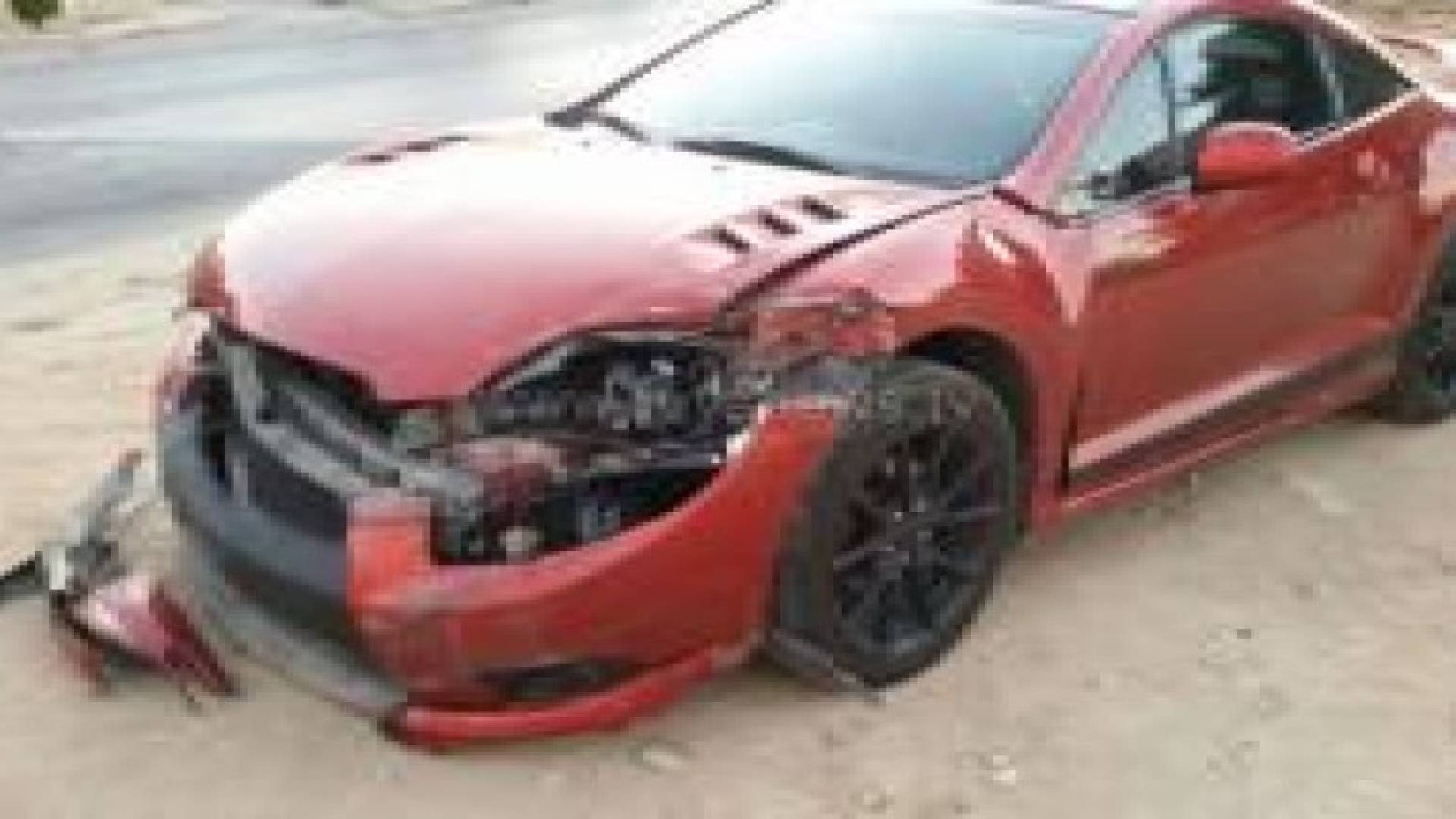 "مفحط" يتسبب بتصدع جدار بناية في العاصمة.. صور