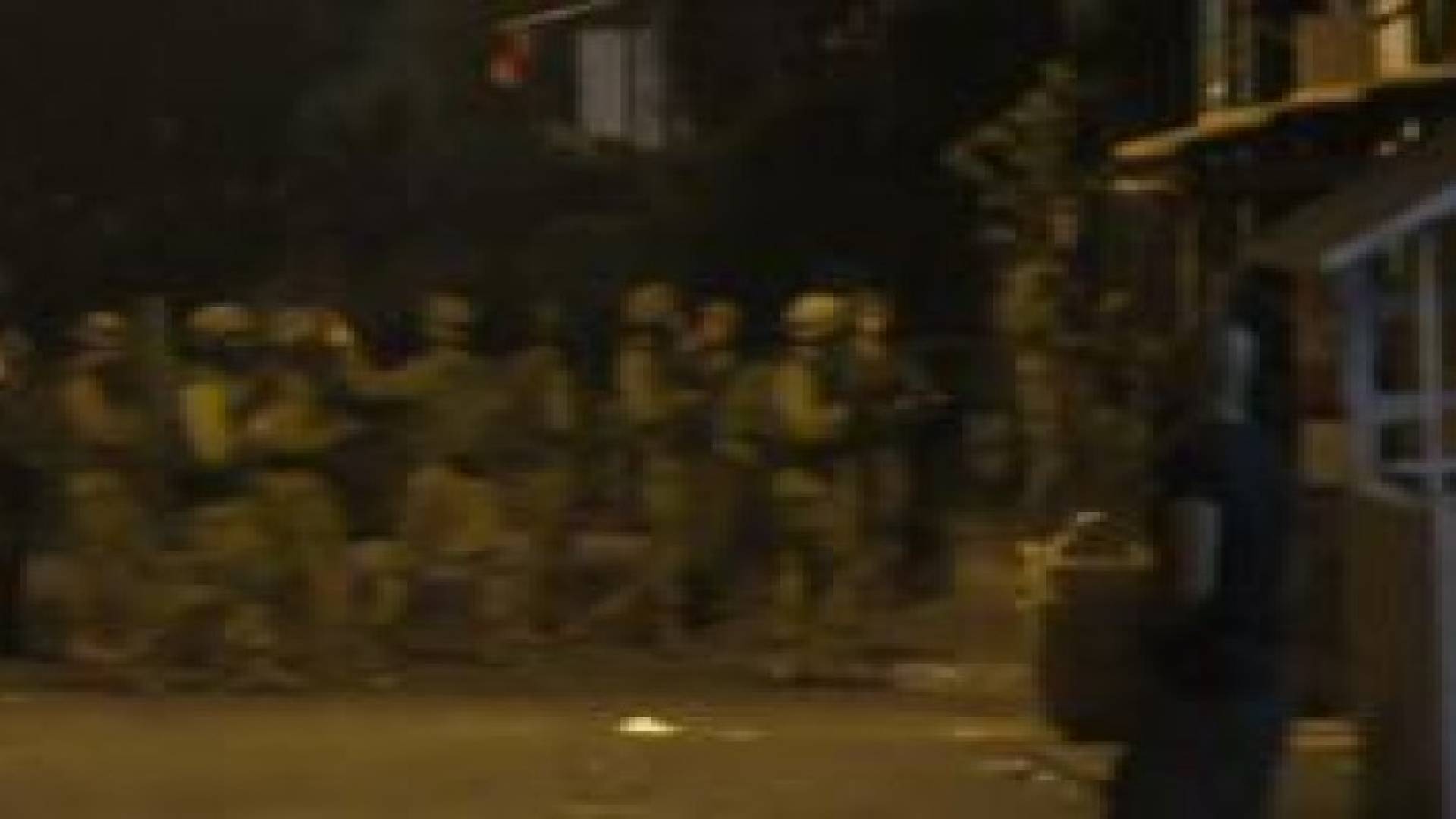 ​اعتقال 3 شبان وإصابة جندي بمداهمات ببيت أمر.. صور