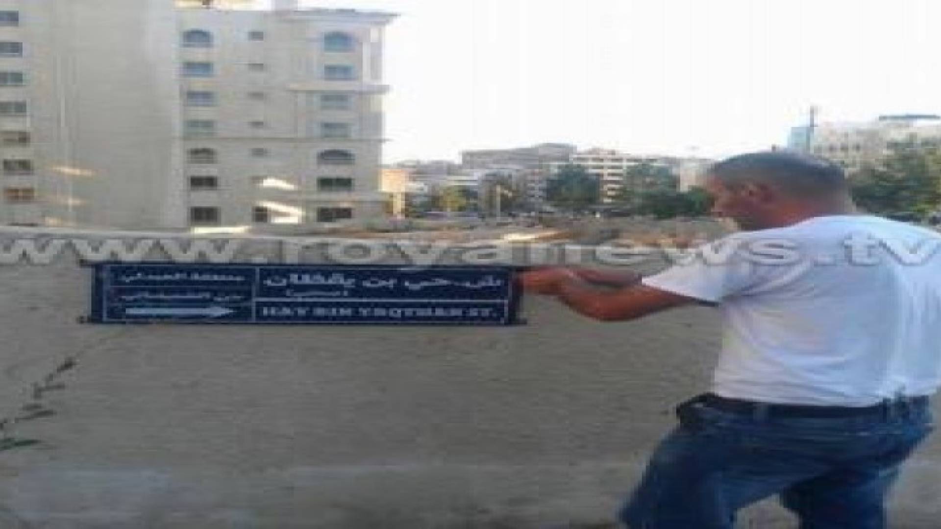 "لوحة لغير صحابي" تثير الاستهجان.. والأمانة تزيلها .. صور