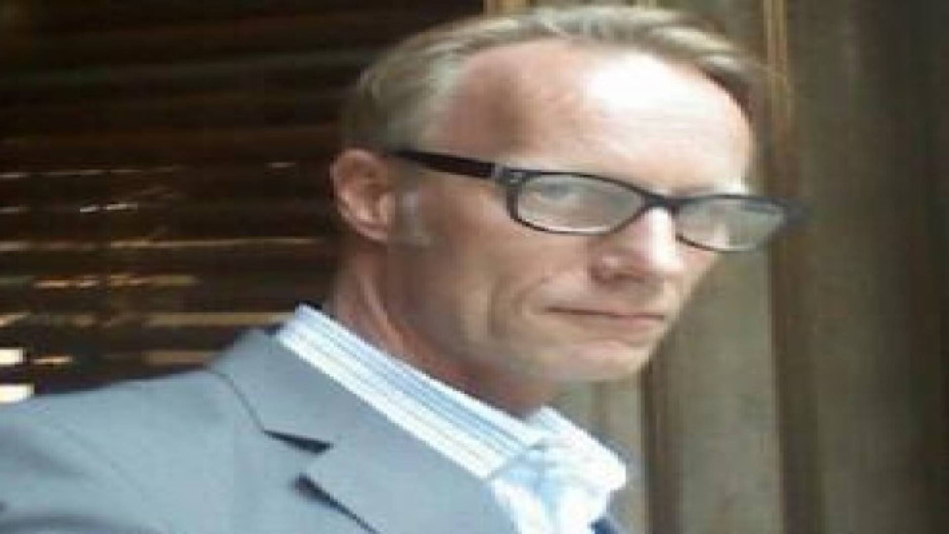 مليونير من "الوول ستريت" يشحت وينام على الرصيف
