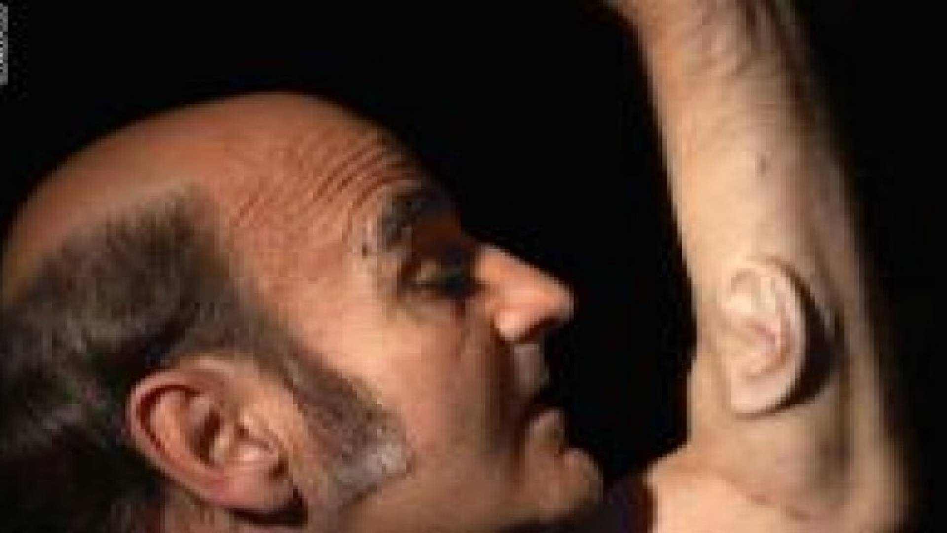 شاهد بالفيديو: فنان يزرع أذنا ثالثة بذراعه!