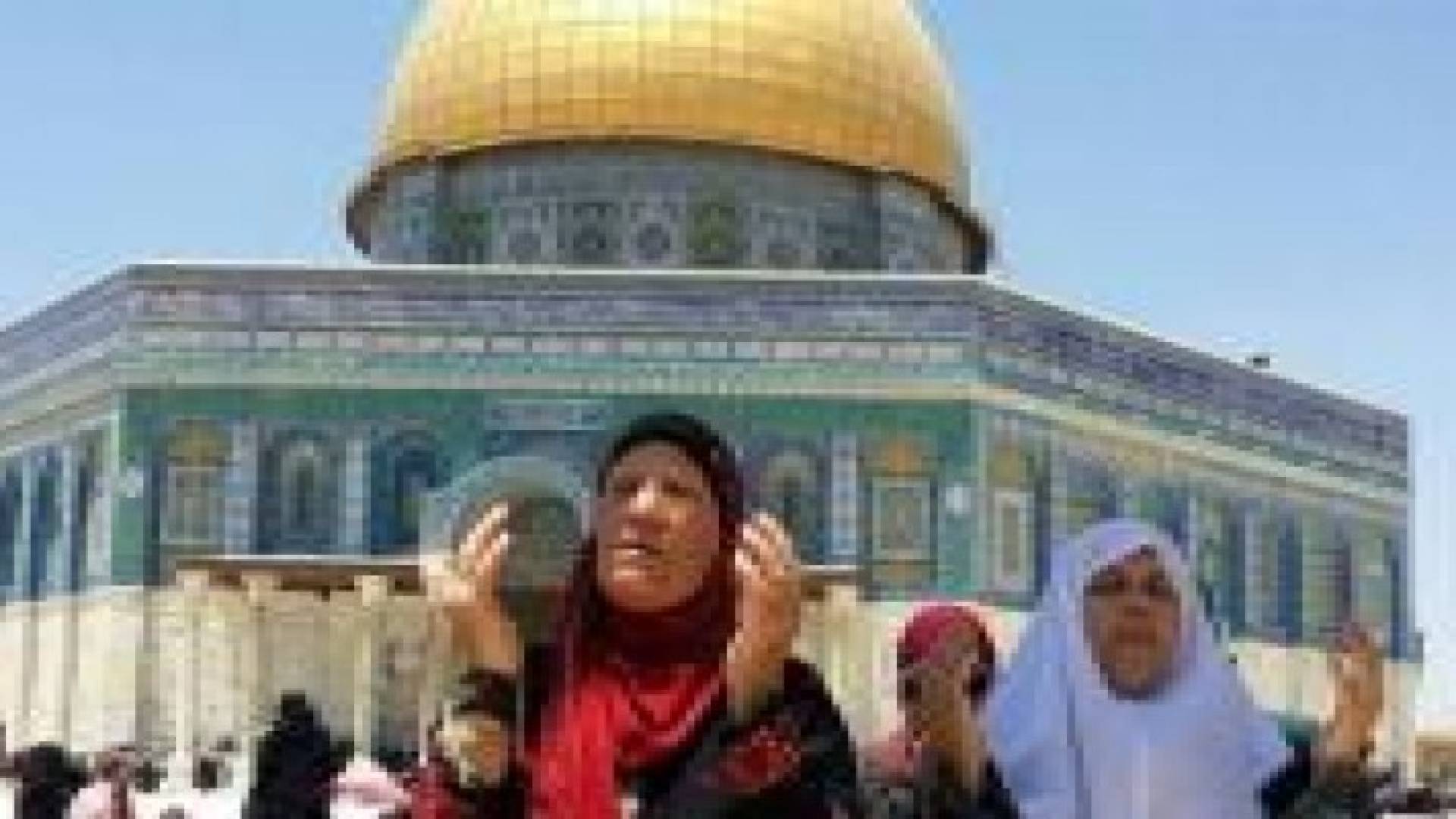 مئات الغزيين يصلون في الاقصى