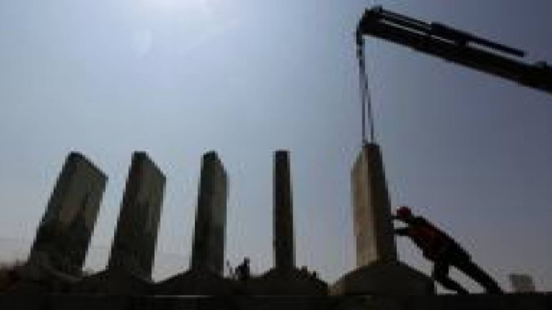 تركيا تشرع ببناء جدار على الحدود السورية