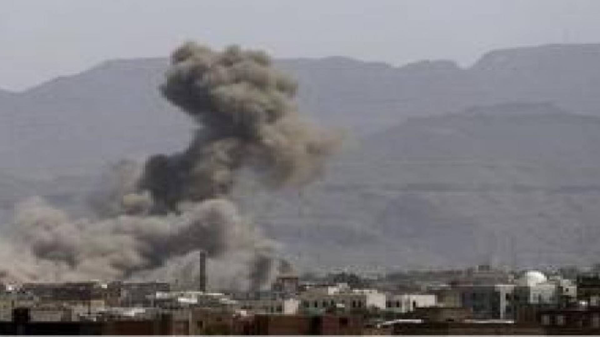 قصف بين بارجات التحالف والحوثيين جنوب الحديدة