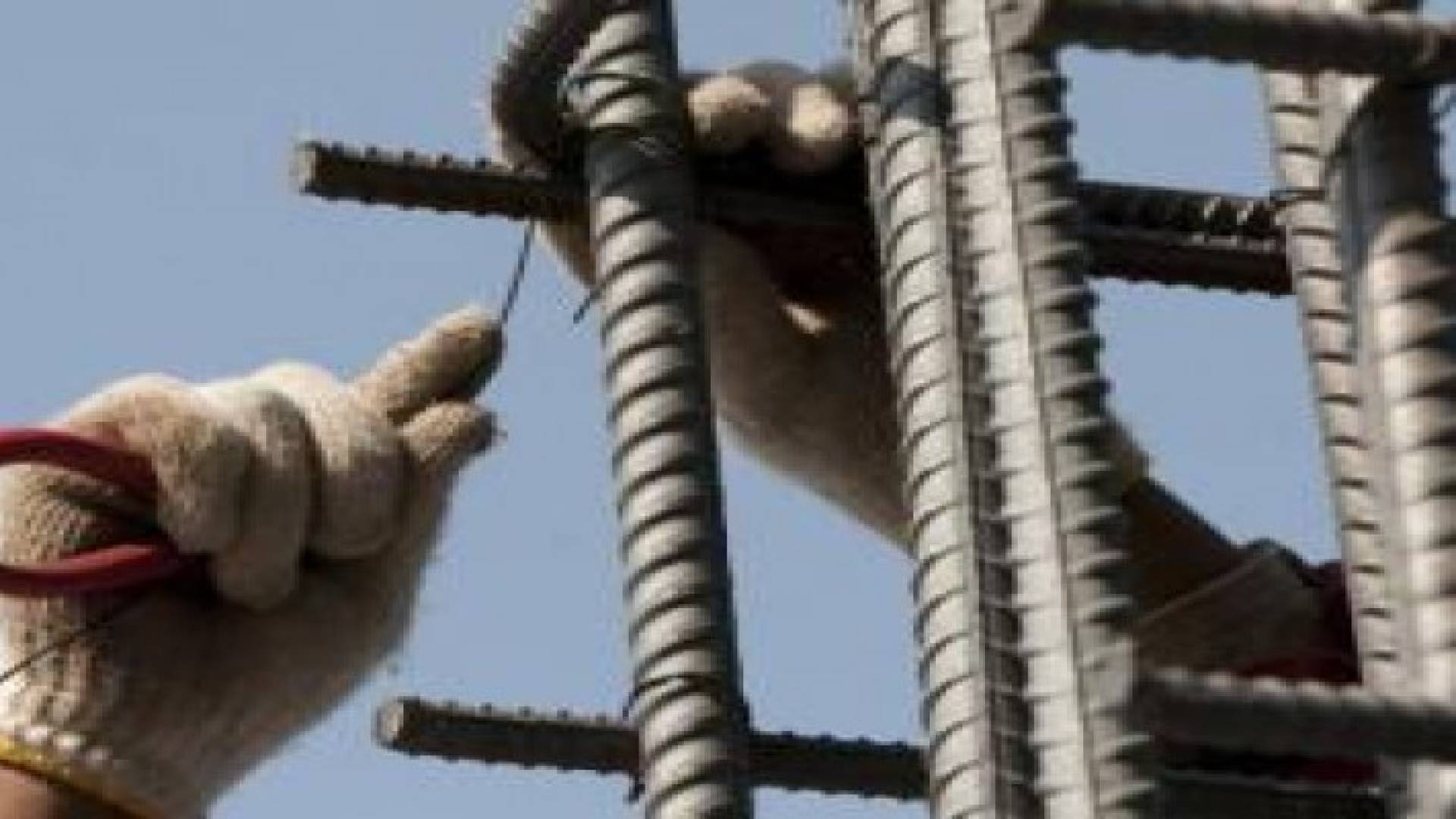 تخفيض أسعار مادة حديد التسليح