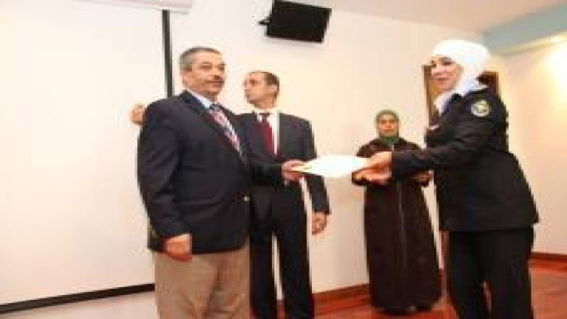 تخريج دورة ادارة الازمات للاجهزة الامنية في محافظة البلقاء