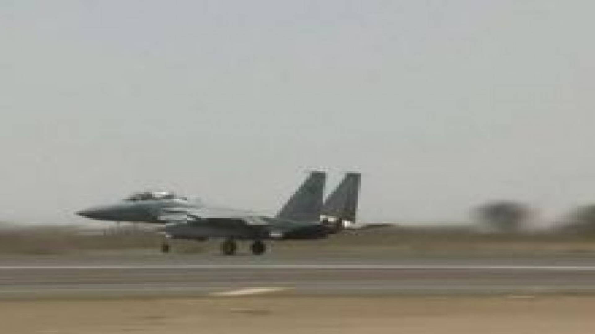 طائرات التحالف تغير على المتمردين في مأرب