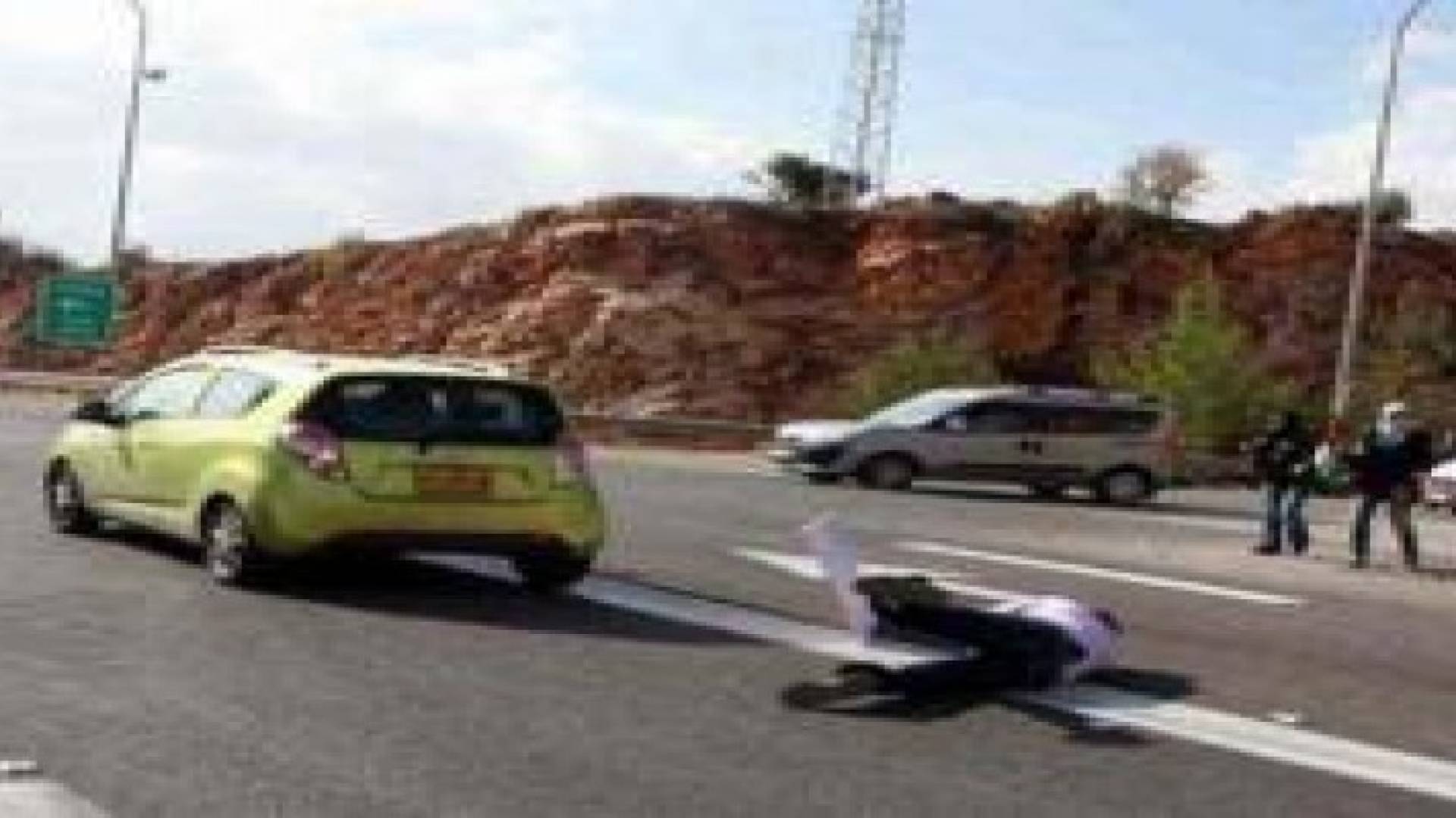مستوطن يدهس شابا ويلوذ بالفرار في القدس