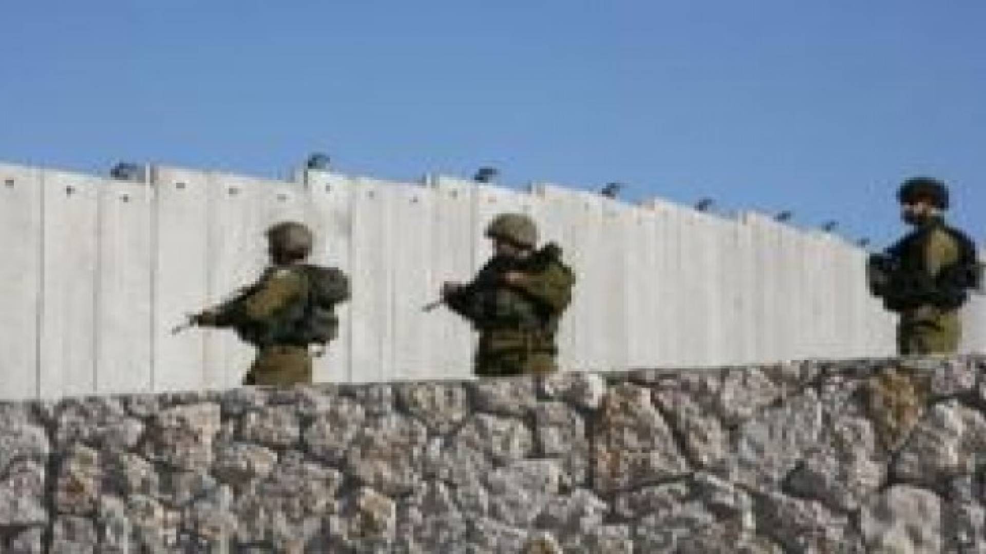 الاحتلال يكمل بناء مقطع جديد من جدار الفصل العنصري في بيت جالا