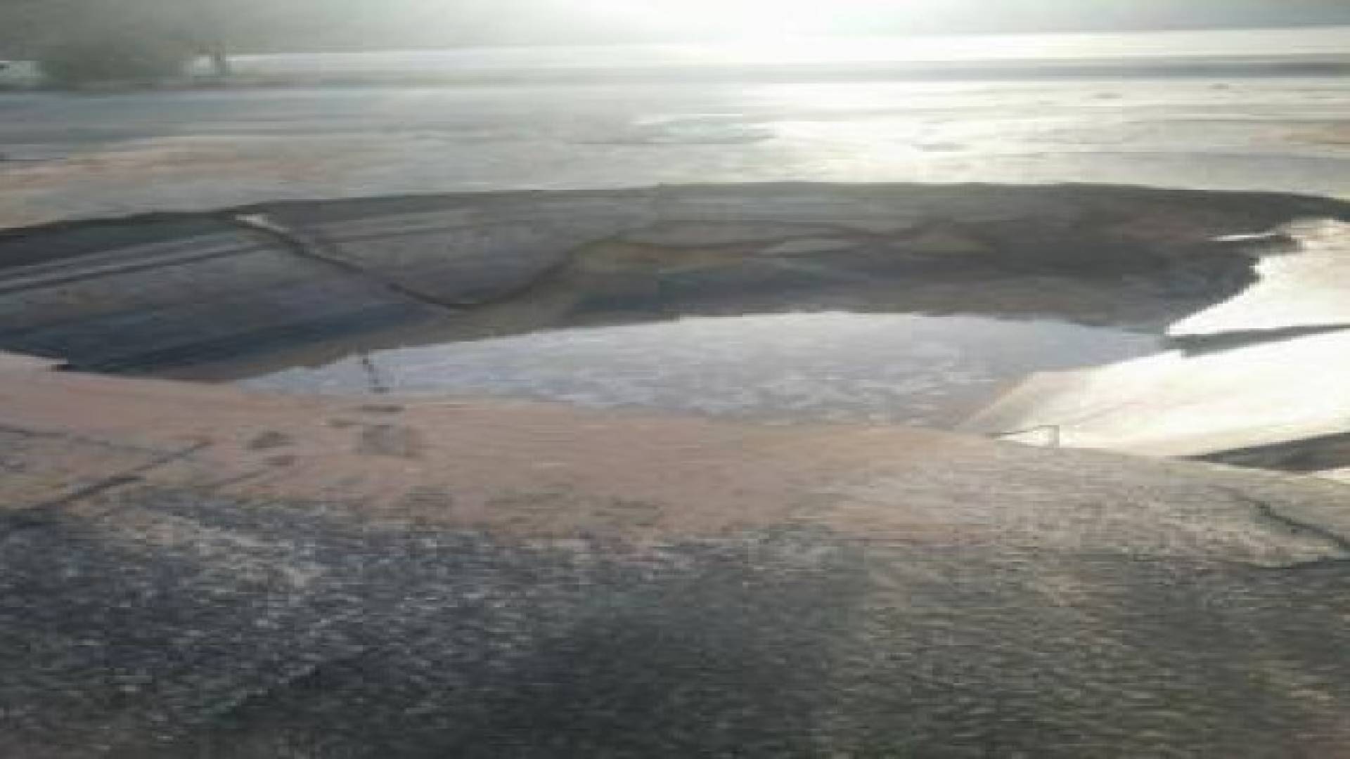 انفجار خط مياه على "اوتستراد الزرقاء" يسبب اغلاقه .. صور