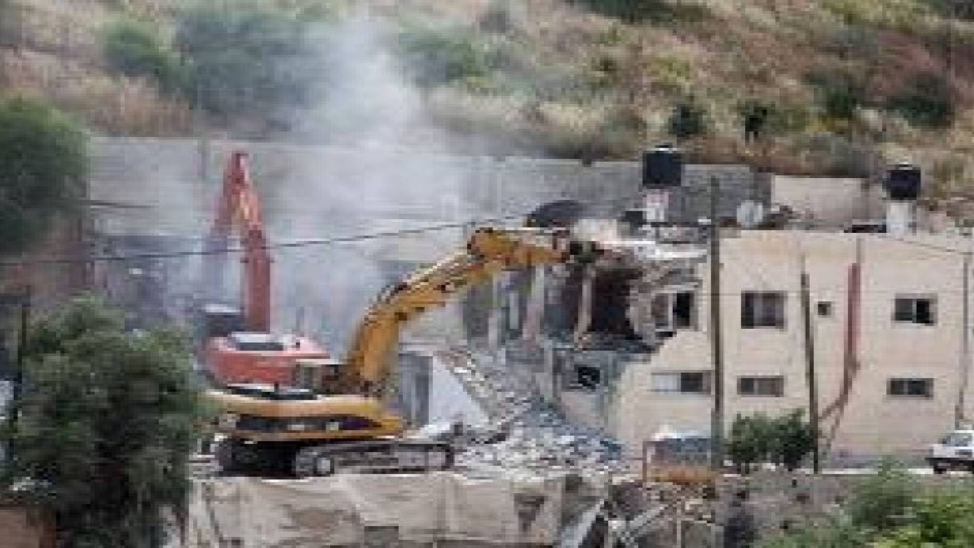 الاحتلال يهدم بناية سكنية في القدس