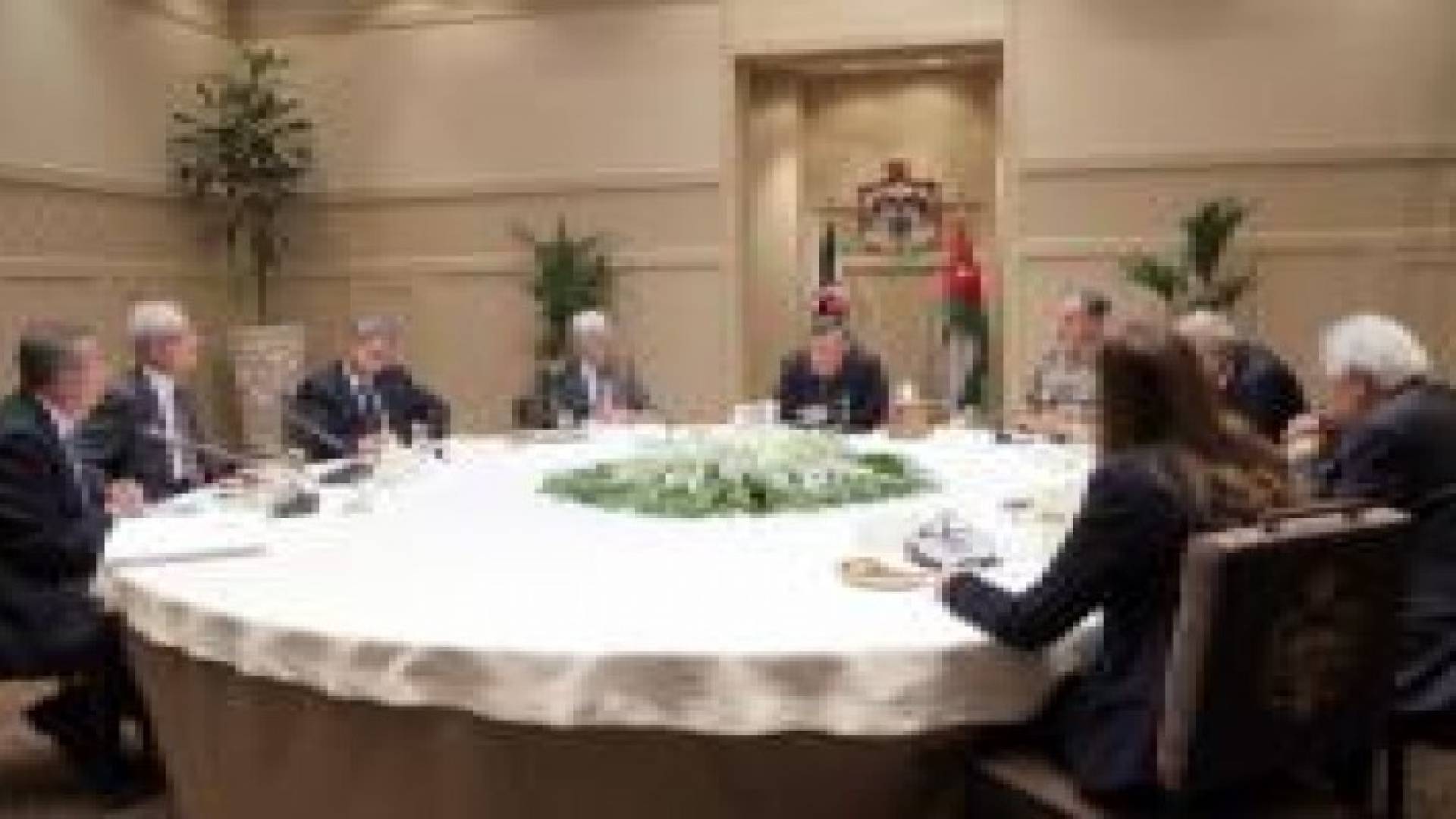 الملك يلتقي أعضاء من الفريق الاقتصادي الحكومي وعددا من المسؤولين