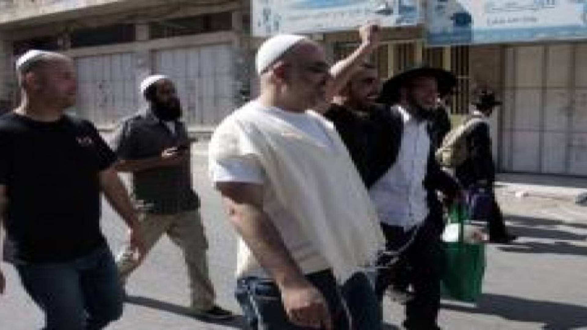 مستوطنون يعتدون على فلسطيني خلال عمله بالقدس