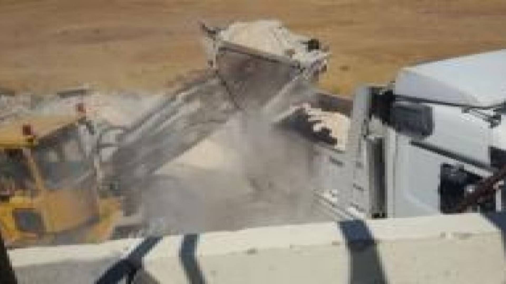 كوادر الأمانة تنفذ اعمال تنظيف وازالة للانقاض في محيط مطار ماركا