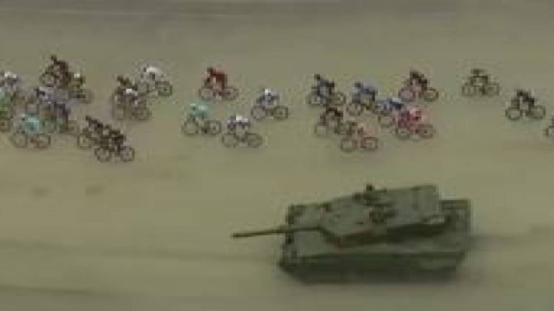 بالفيديو: دبابة تشترك فجأة في سباق الدراجات الهوائية في النرويج