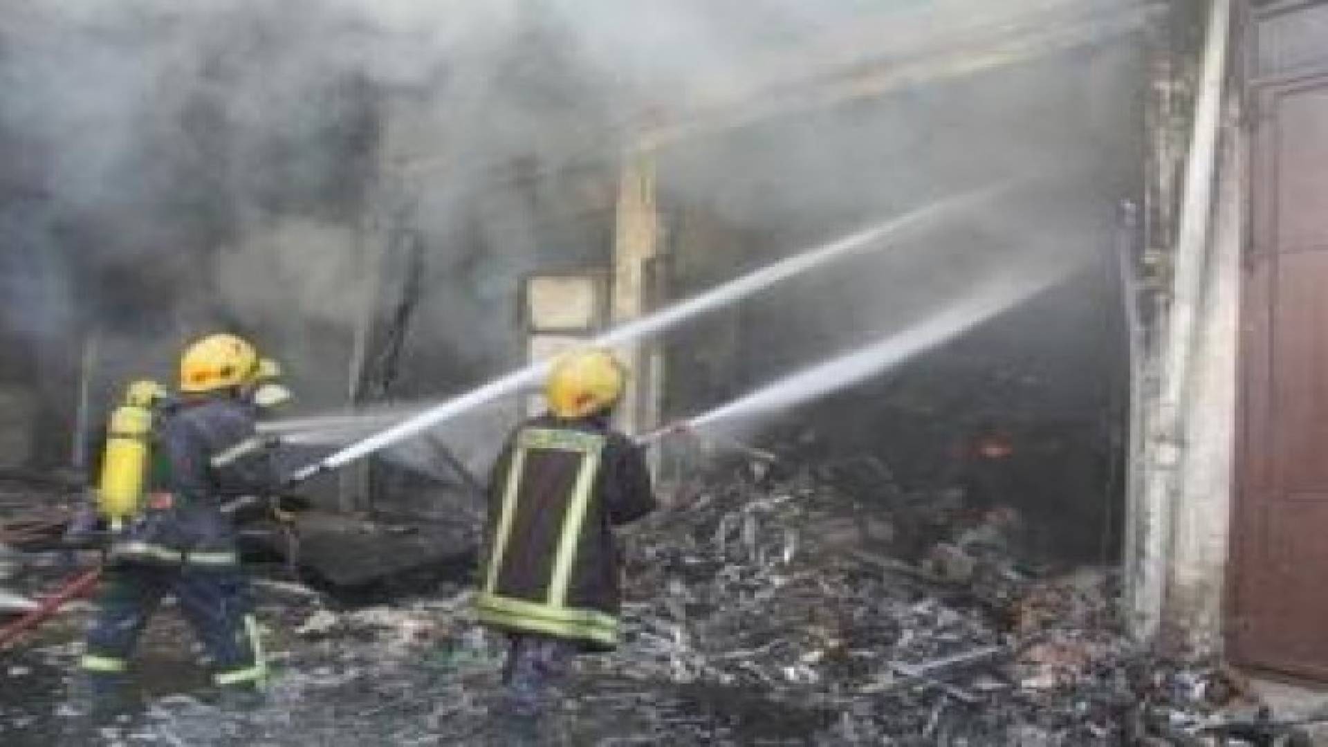 اخماد حريق محلات تجارية في الوحدات.. صور