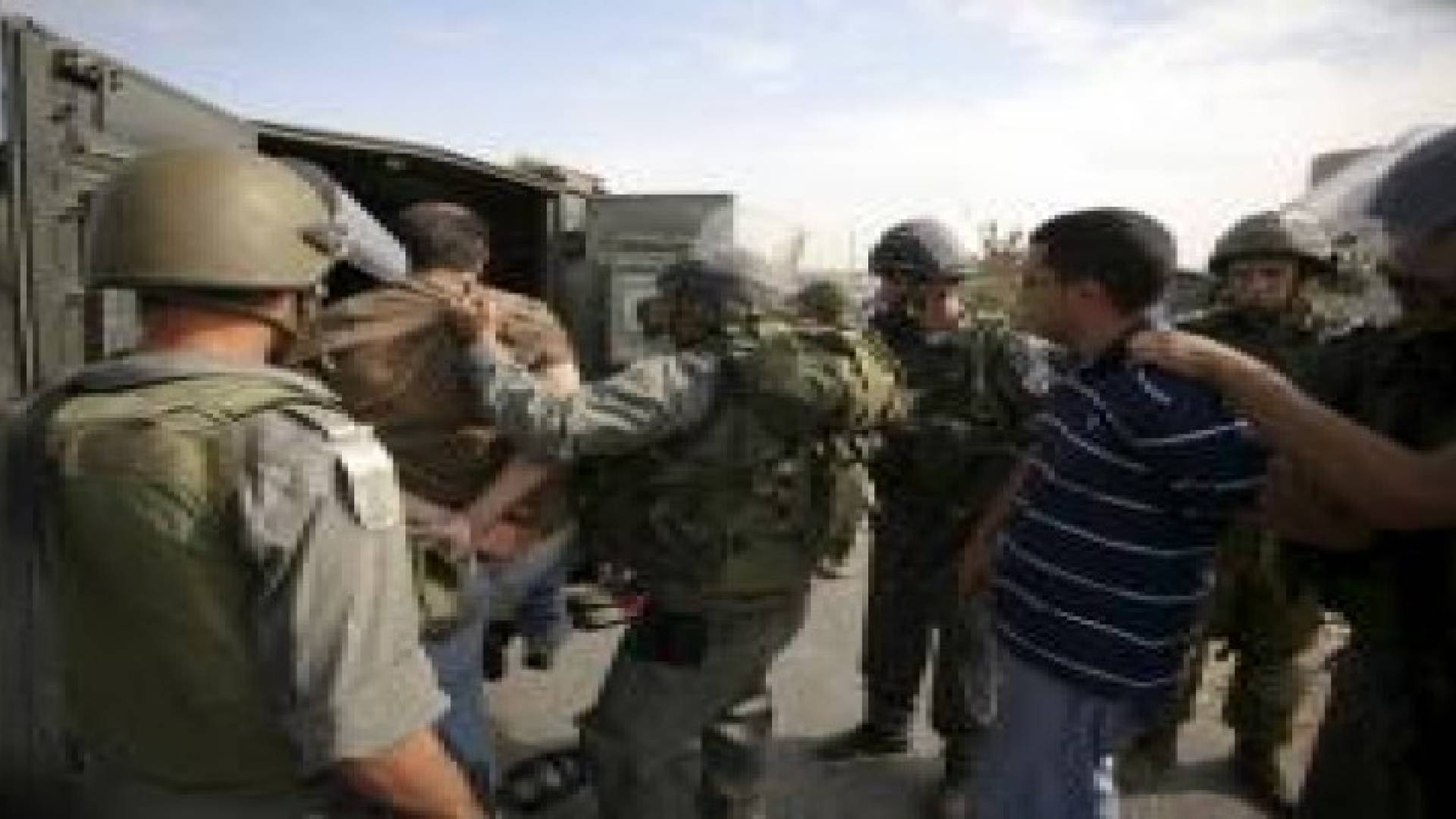 الاحتلال يعتقل 7 فلسطينيين في الضفة الغربية