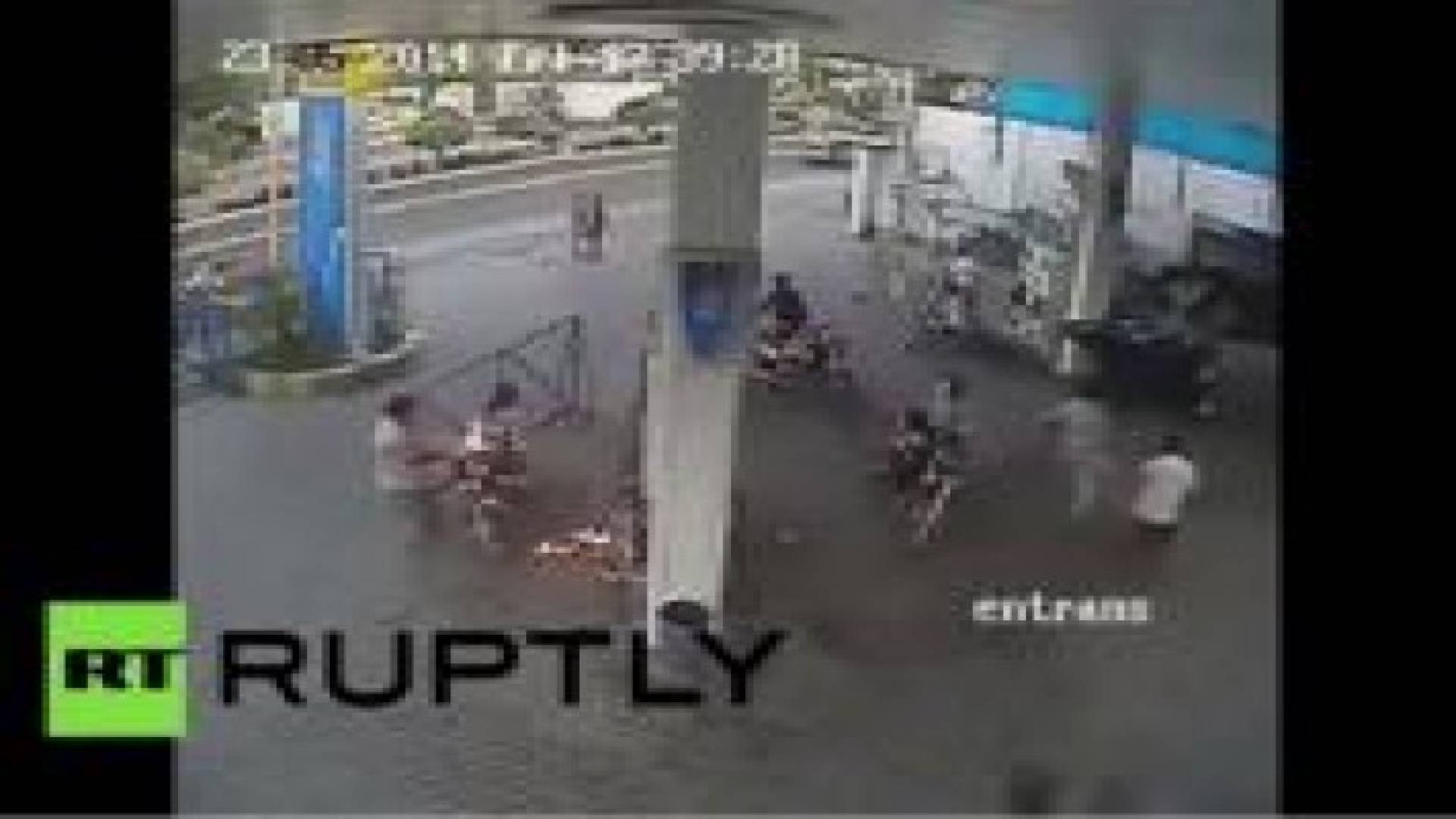 بالفيديو: هاتف يتحول إلى كرة من اللهب في محطة وقود