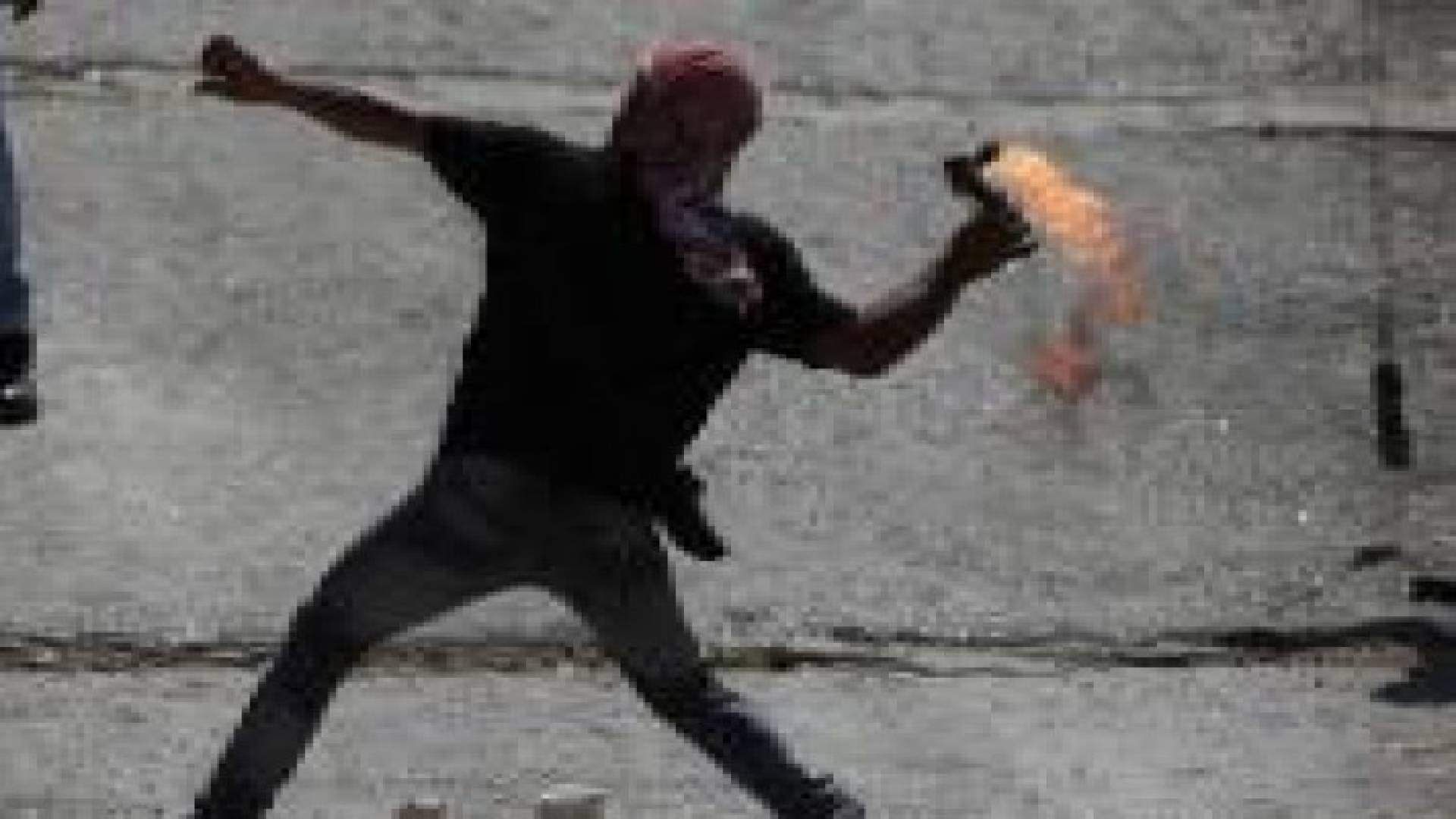 الخليل: اصابة جندي اسرائيلي بعد القاء زجاجة حارقة باتجاه نقطة عسكرية