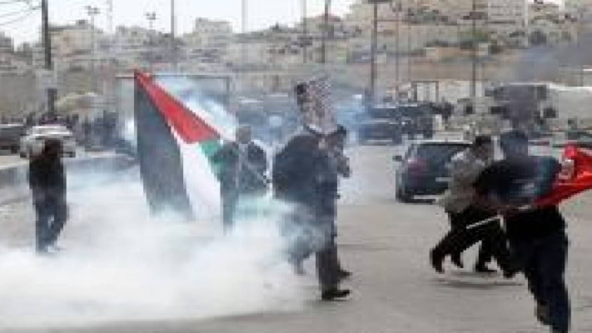 إصابة فلسطينيين بالاختناق بمواجهات مع قوات الاحتلال بالخليل
