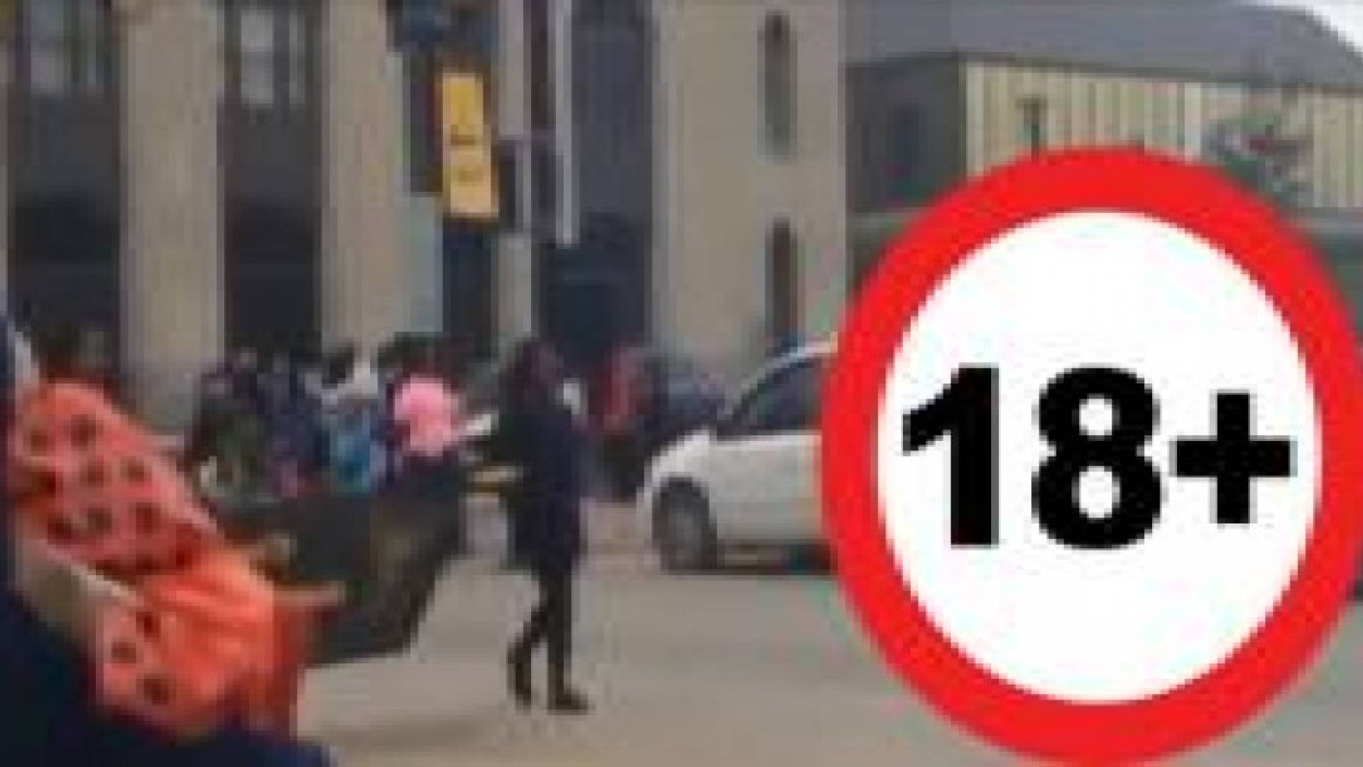 بالفيديو: دراجة تطيح بفتاة أثناء رقصها في الشارع