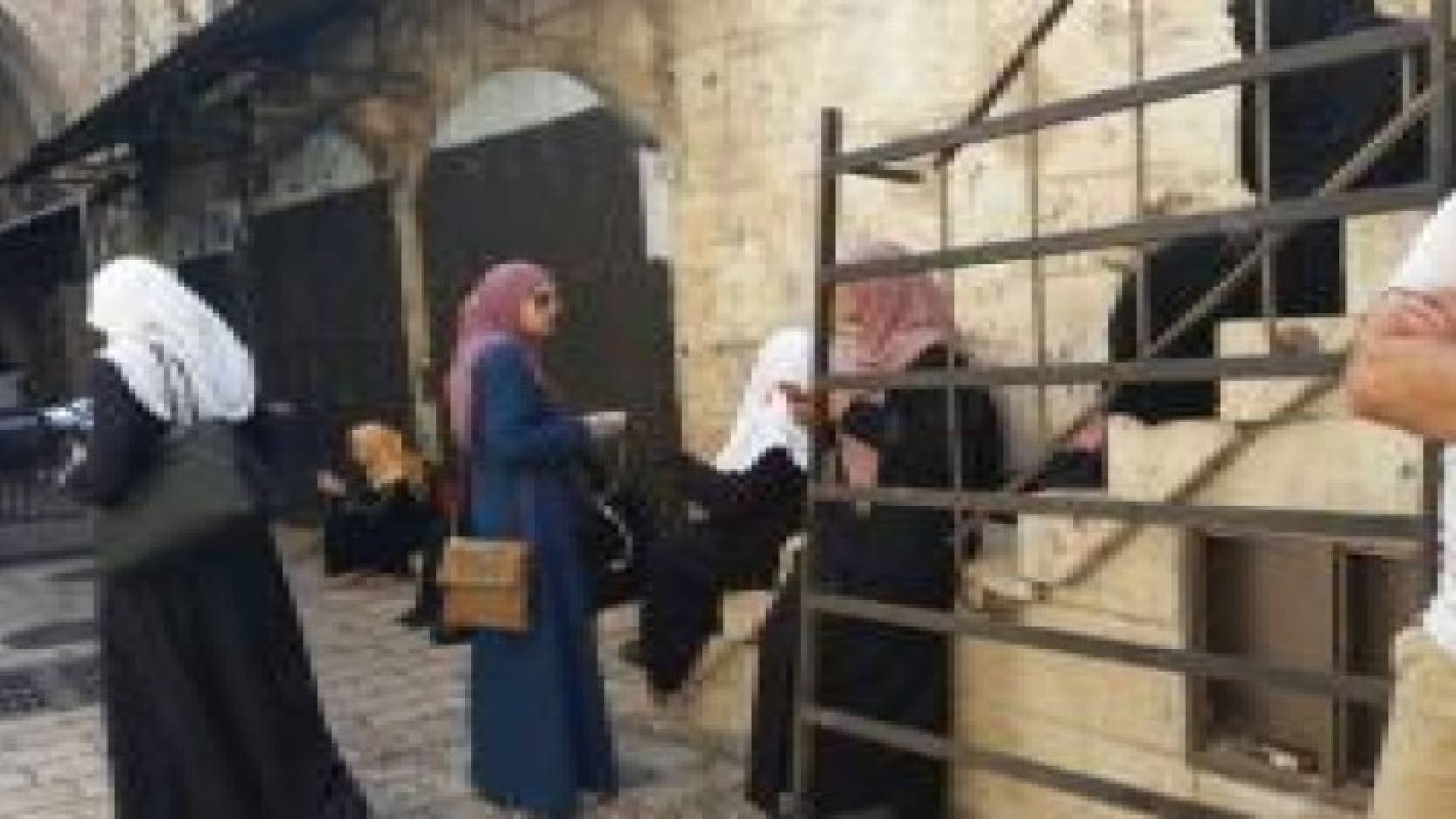 الاحتلال يعتقل فتاة ويمنع 20 سيدة من دخول الأقصى.. صور