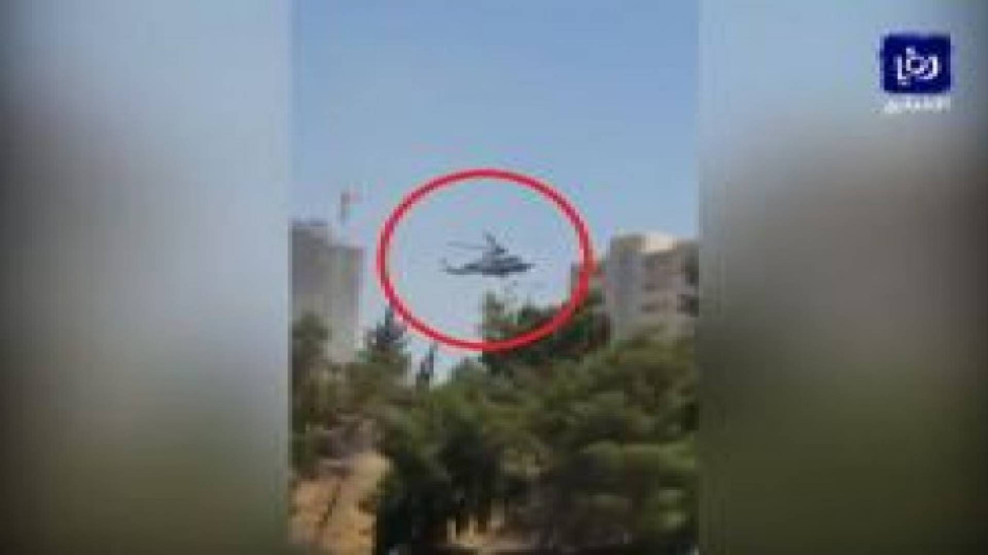 بالفيديو: هبوط مروحية قرب شارع رئيسي غرب عمان