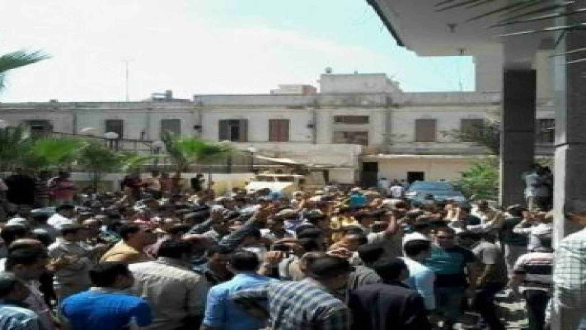 اعتصامات تتسع في محافظات مصرية و الأمن يغلق مديرية الشرقية