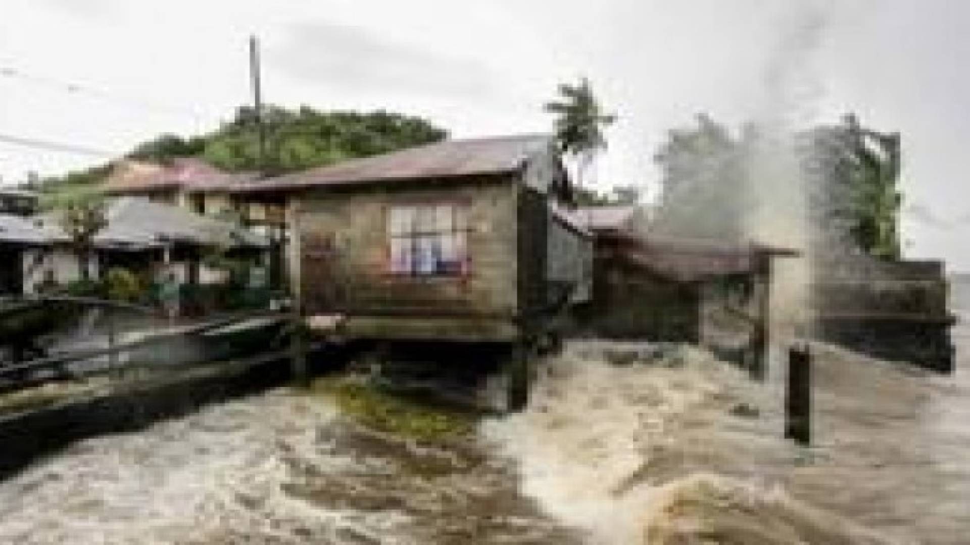 إعصار قوي يضرب اليابان وإلغاء 100 رحلة جوية