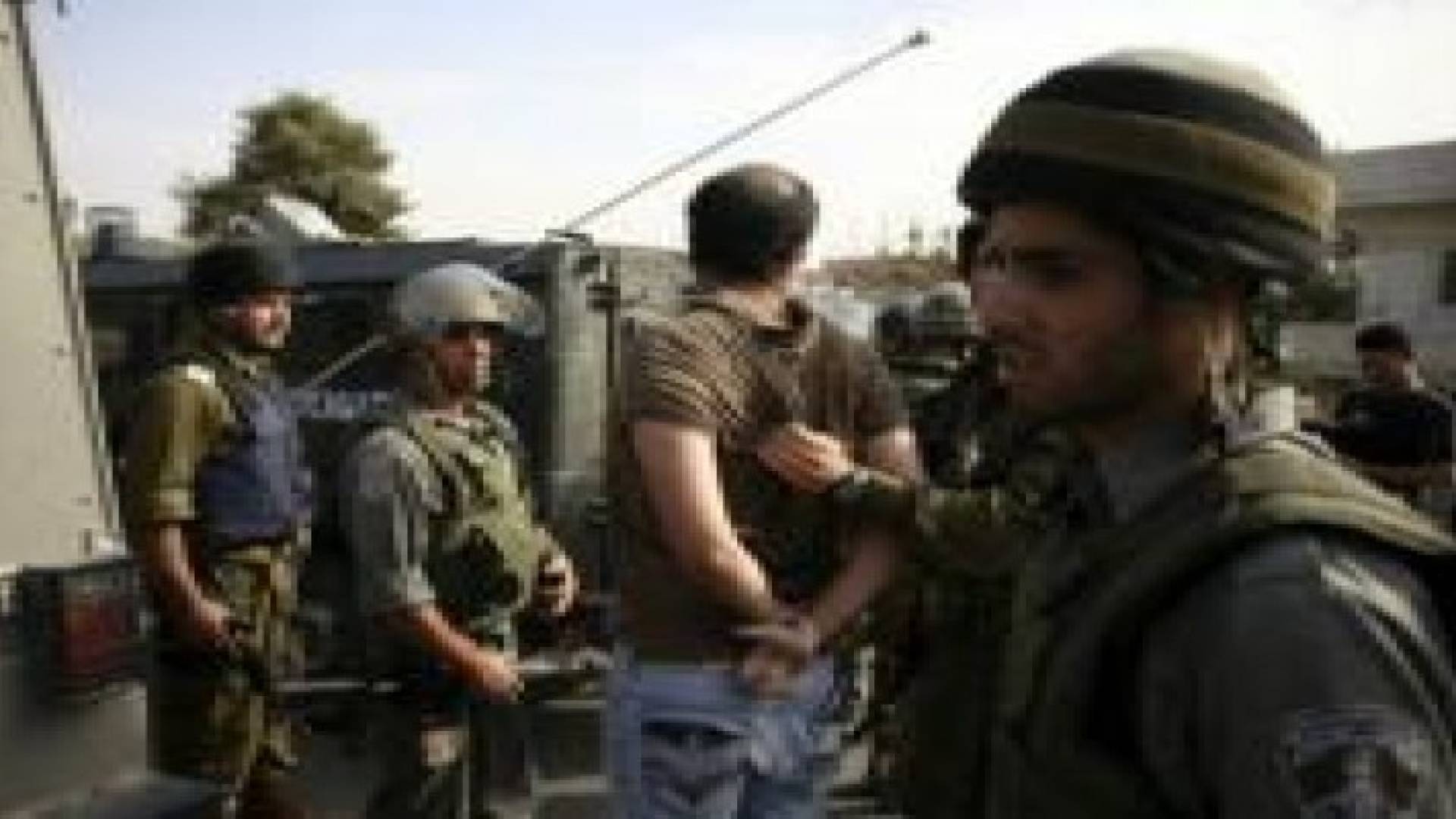 الاحتلال يعتقل 9 فلسطينيين ويداهم مدينتي نابلس والخليل
